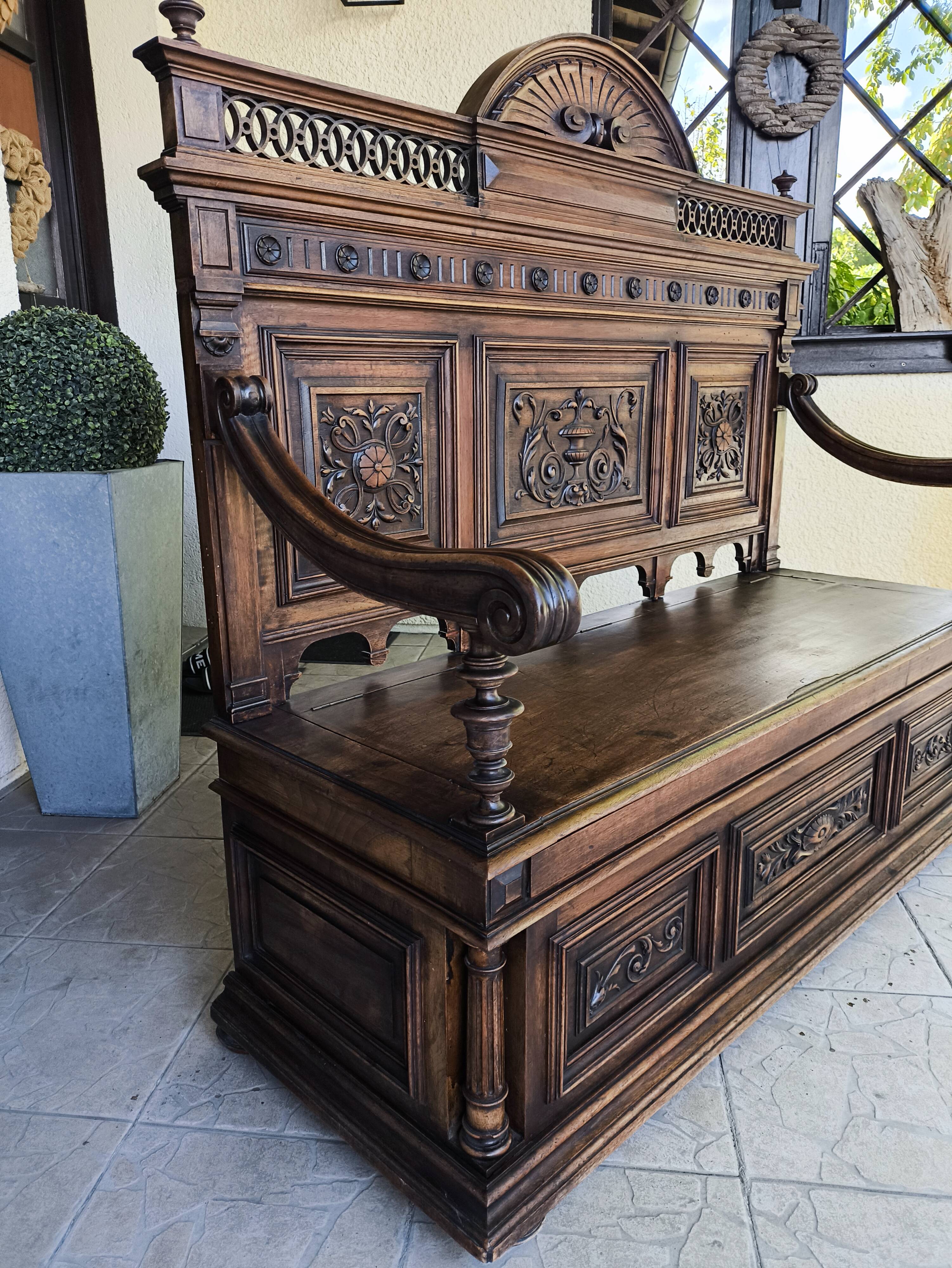 Banquette-coffre ancienne style Henri II / Néo-Renaissance en bois sculpté