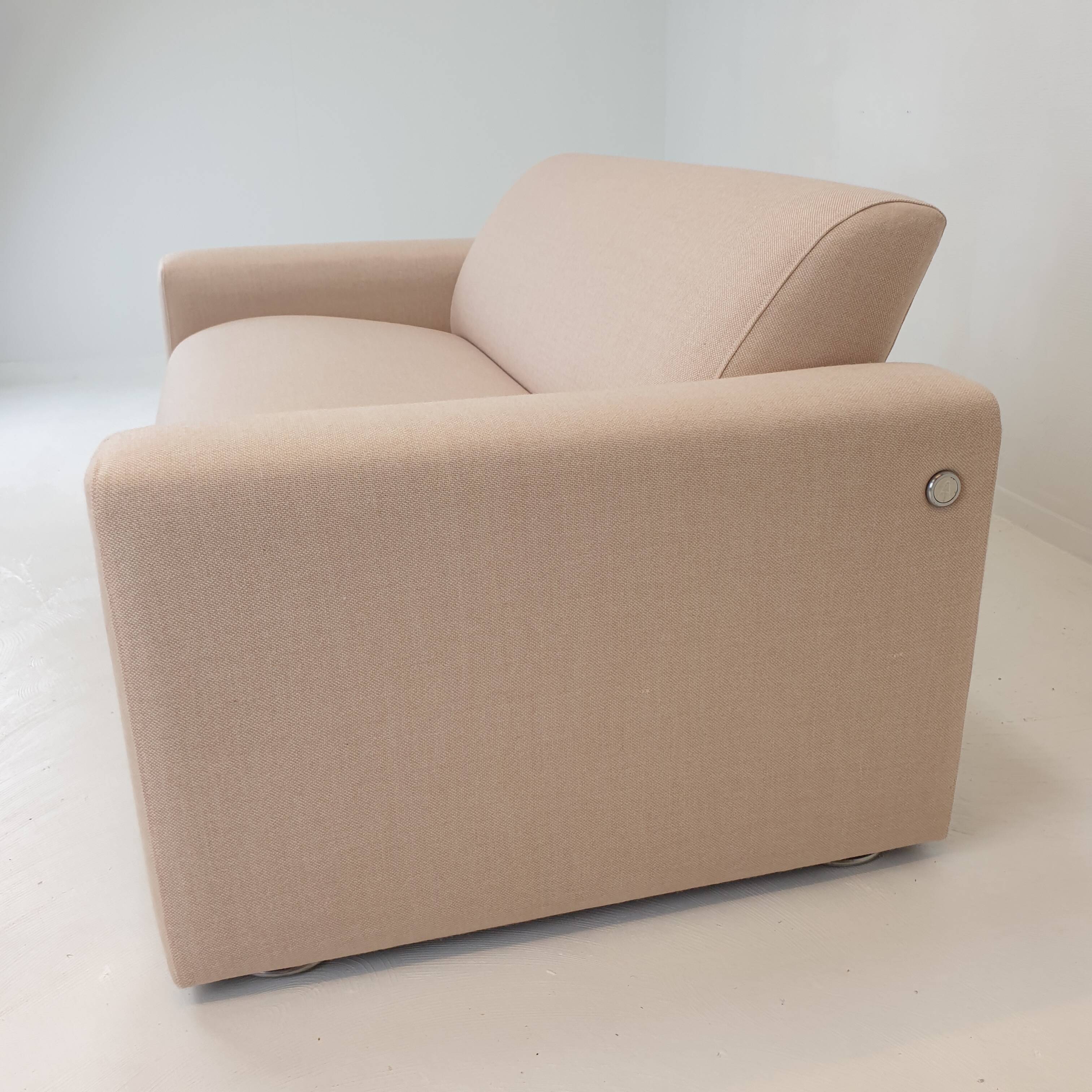 Banc à deux places Artifort Modèle 691, rembourré en laine rose douce, années 1980.