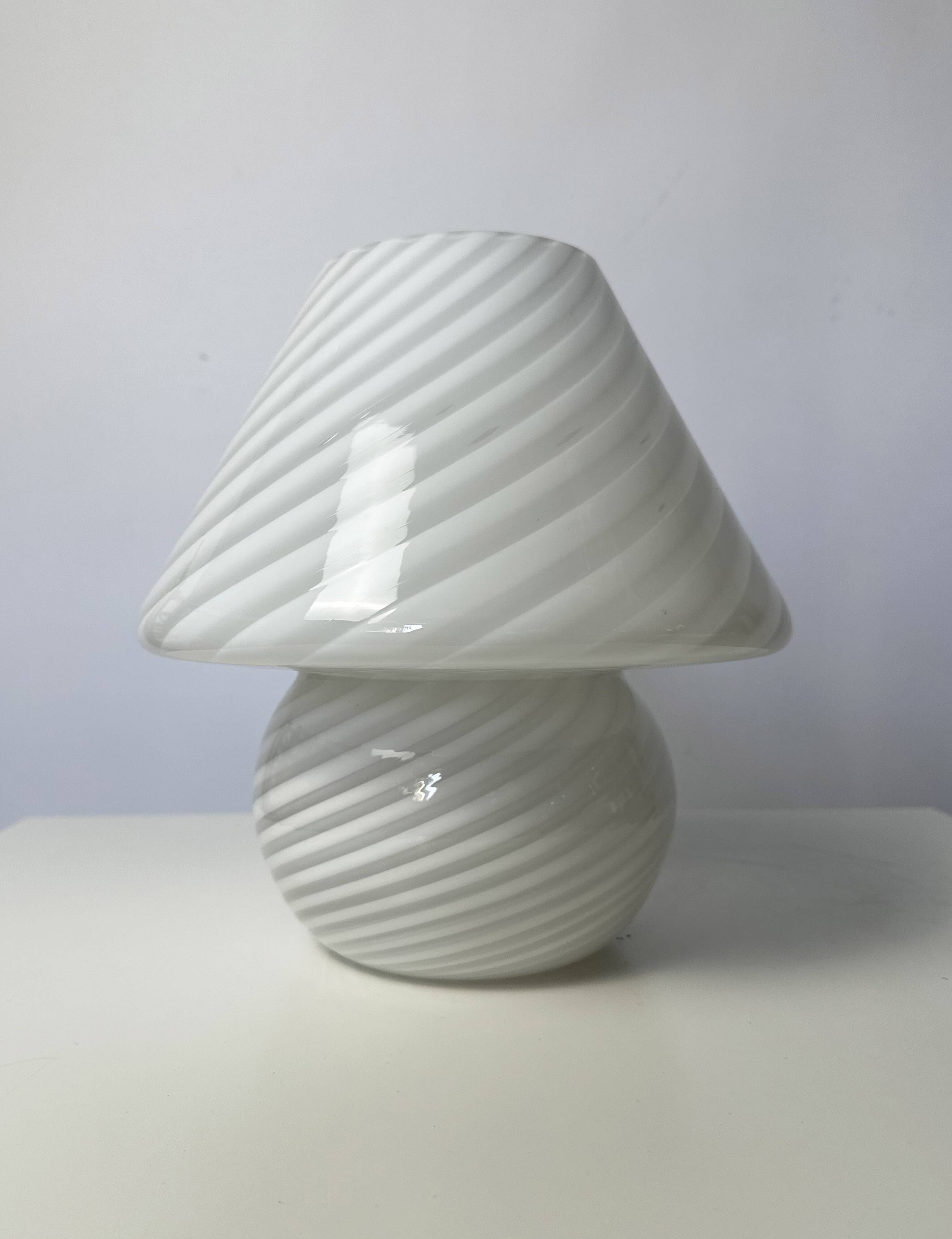 Lampe vintage en verre de Murano en forme de champignon.