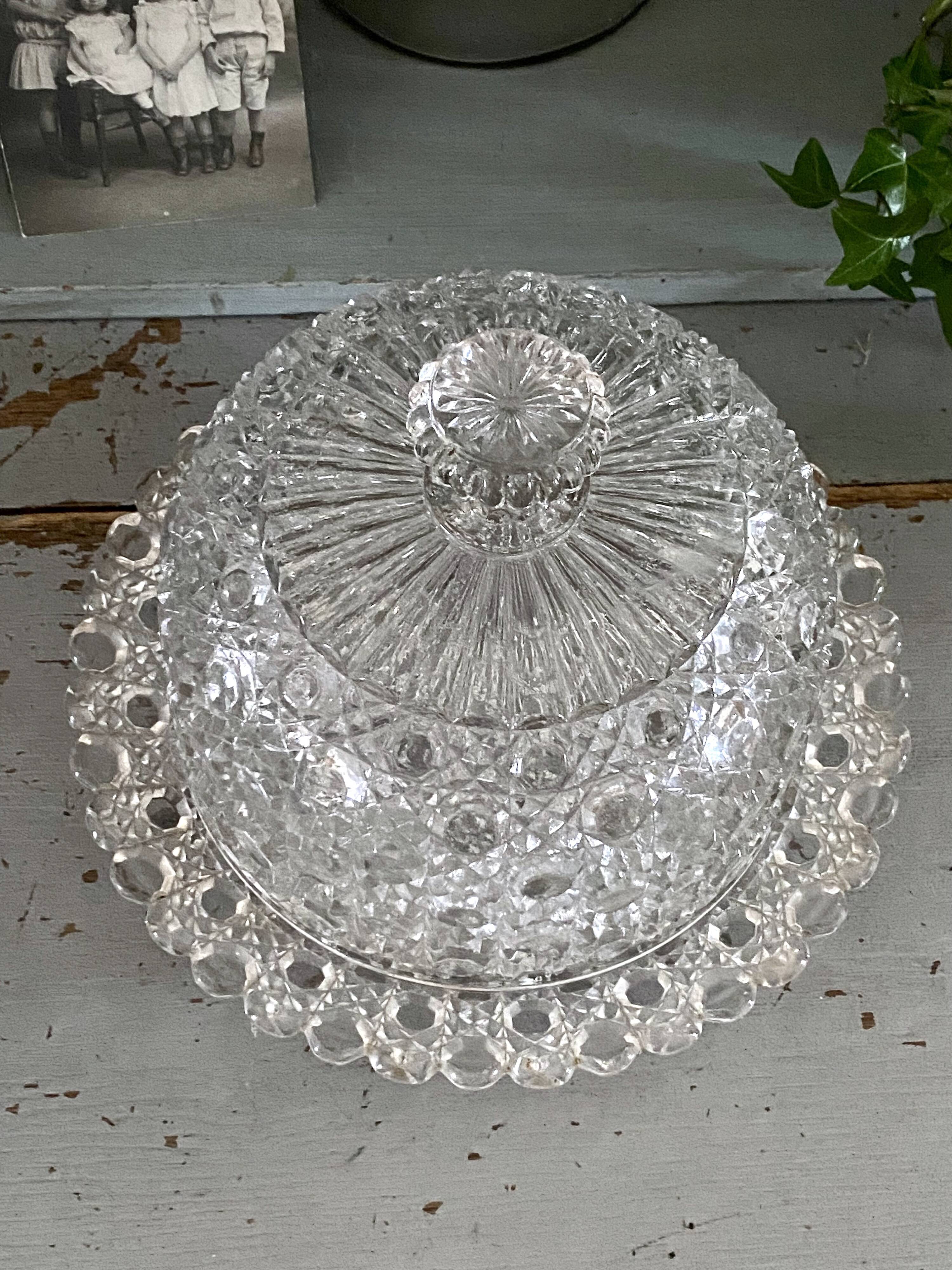 Cloche à patisserie, fromage en verre ciselé