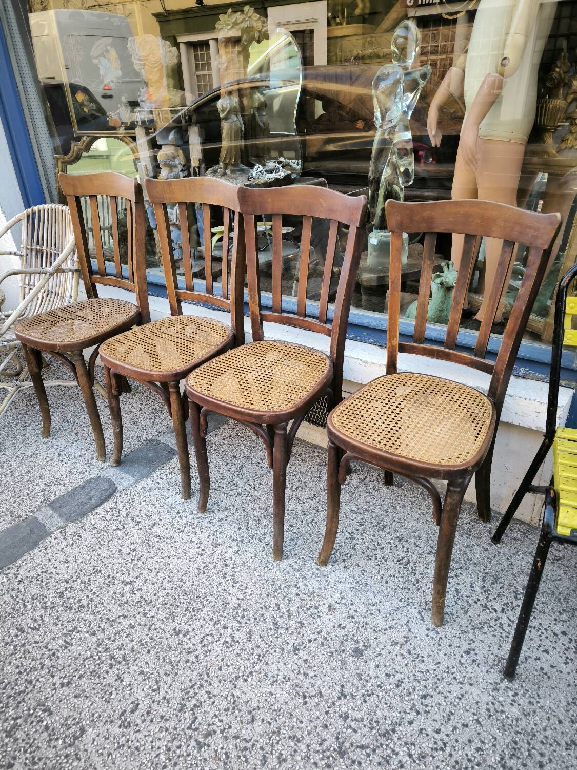 Série de 4 chaises de bistrot cannées vers 1900