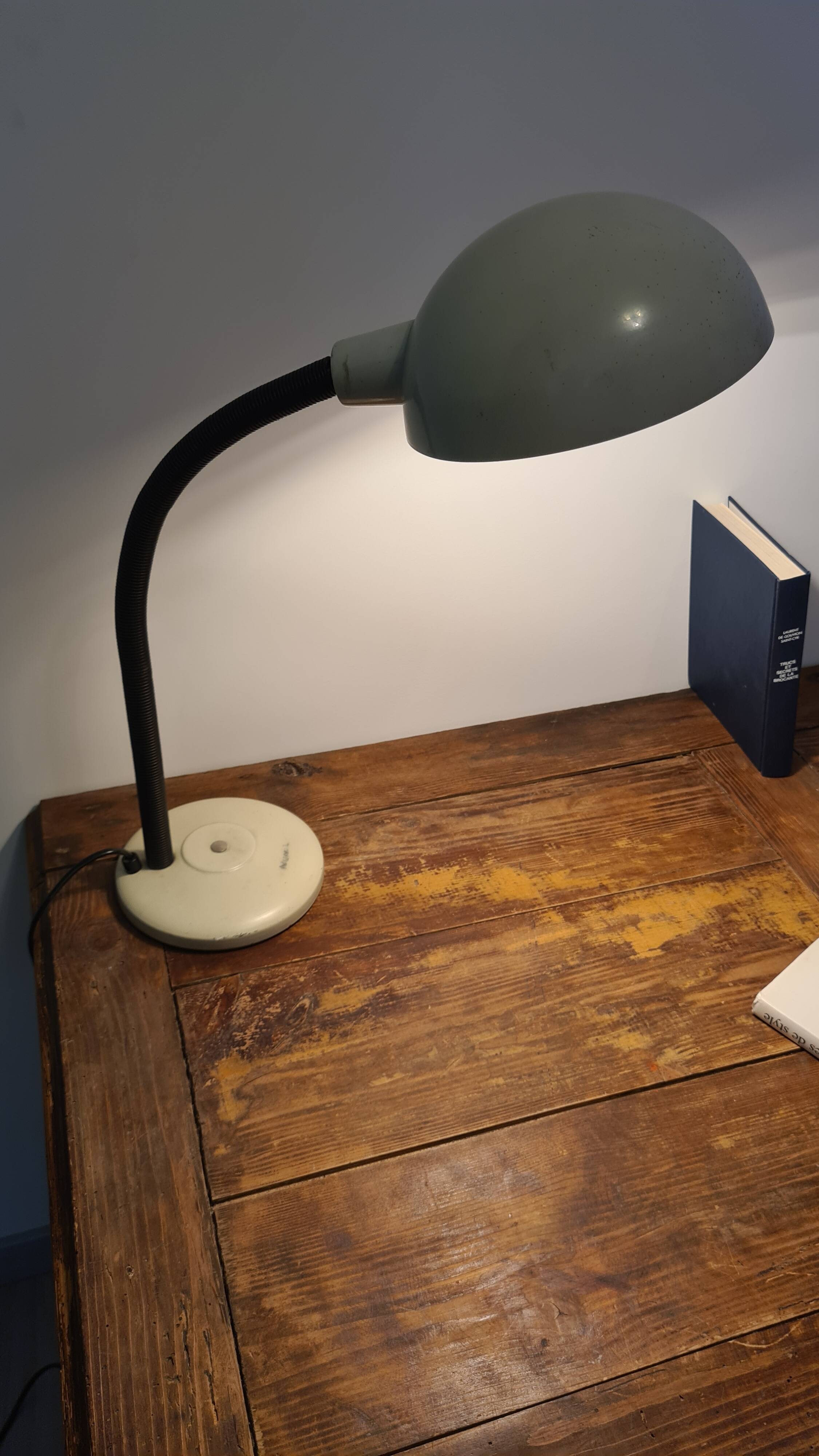 60s Articulated Lamp – Beige Metal and Flexible Neck