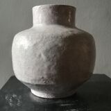 Vase en céramique à couverte blanche crouteuse et craquelée,