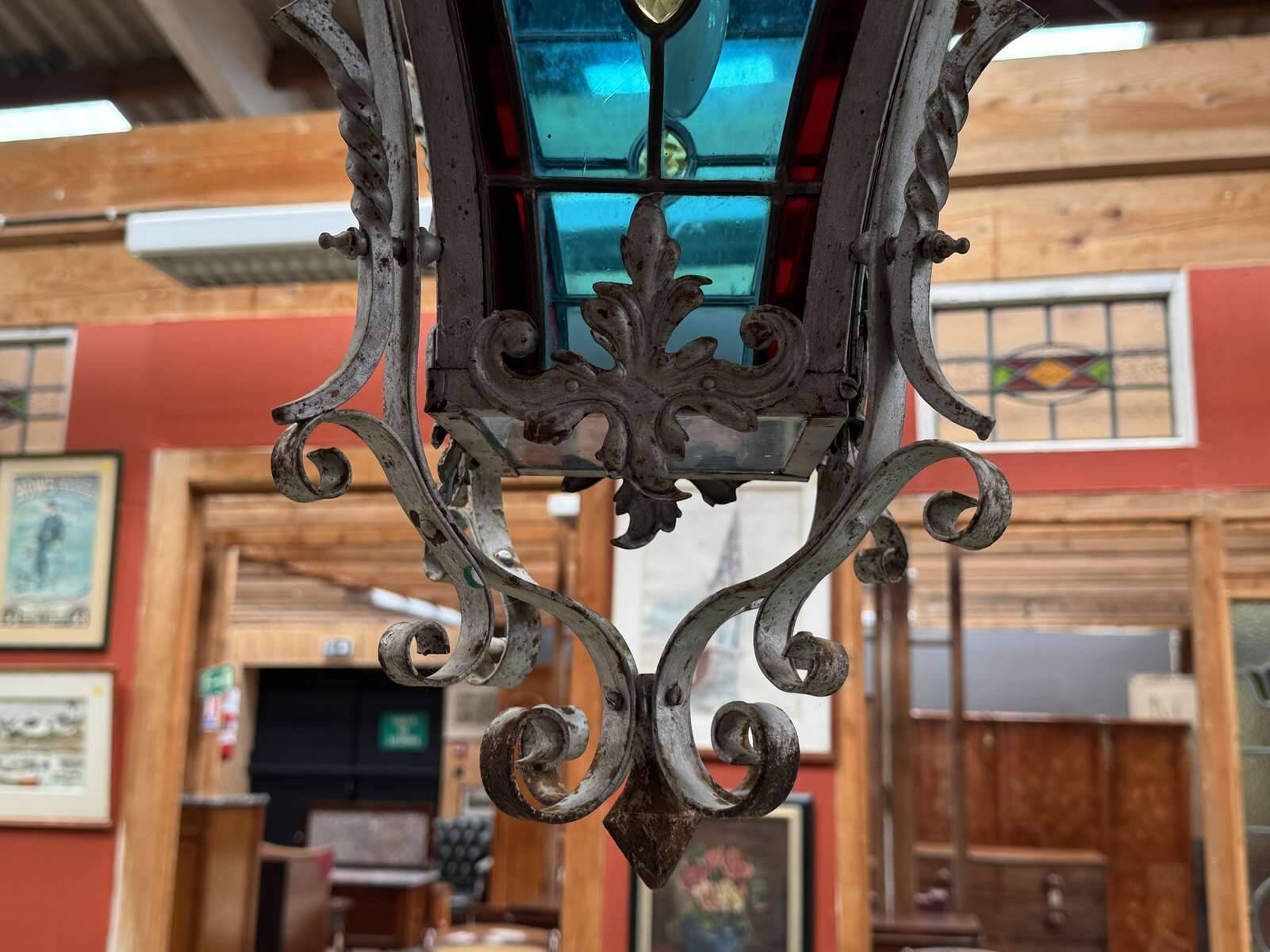Lanterne en fer forgé et vitraux début XXème