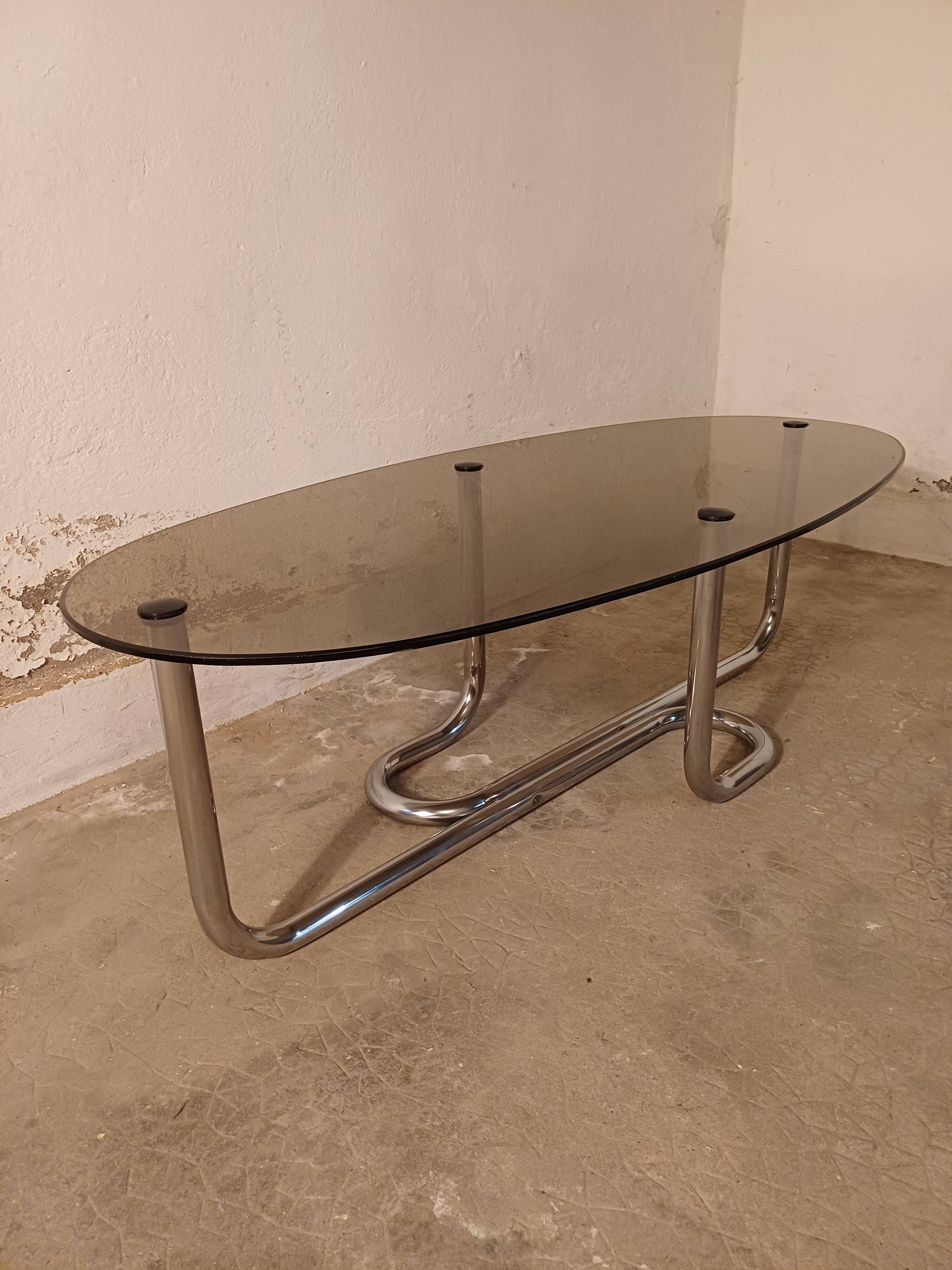 Table basse en verre fumé et métal chromé