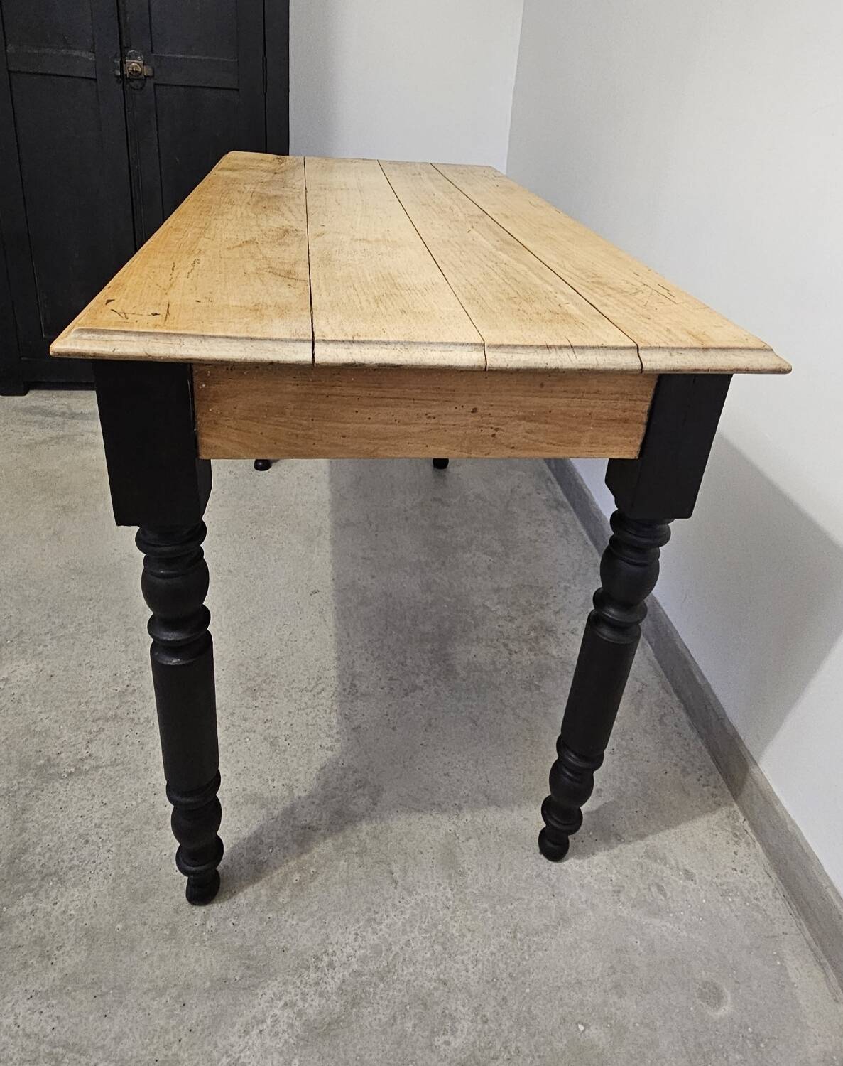 Antique farmhouse table in solid oak with turned legs