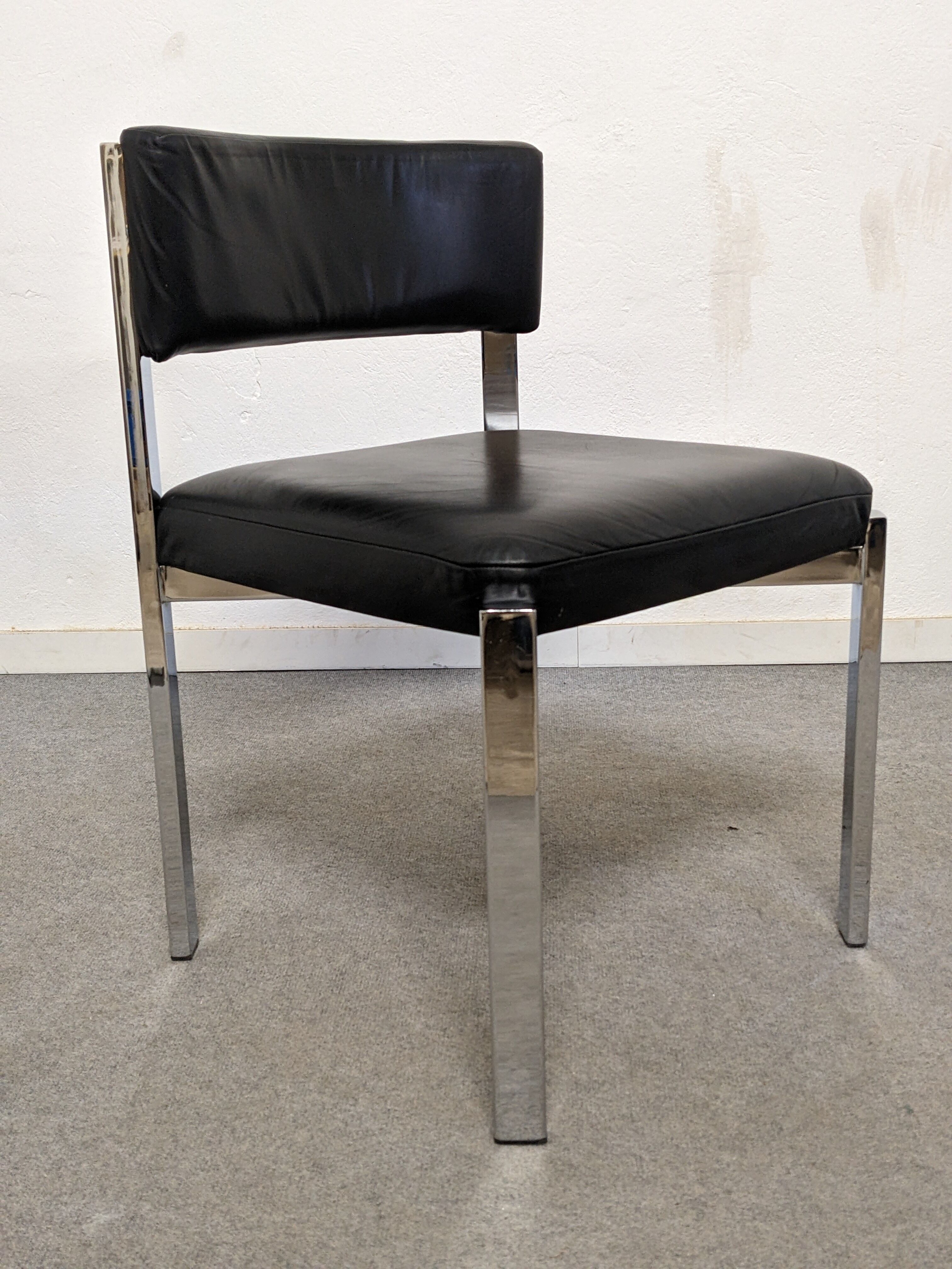 Série de 4 chaises en cuir et acier chromé Roche Bobois des années 70