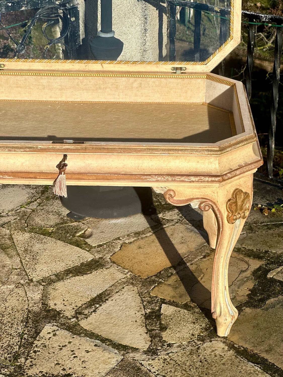 Coffee table/display cabinet in painted polychrome wood.