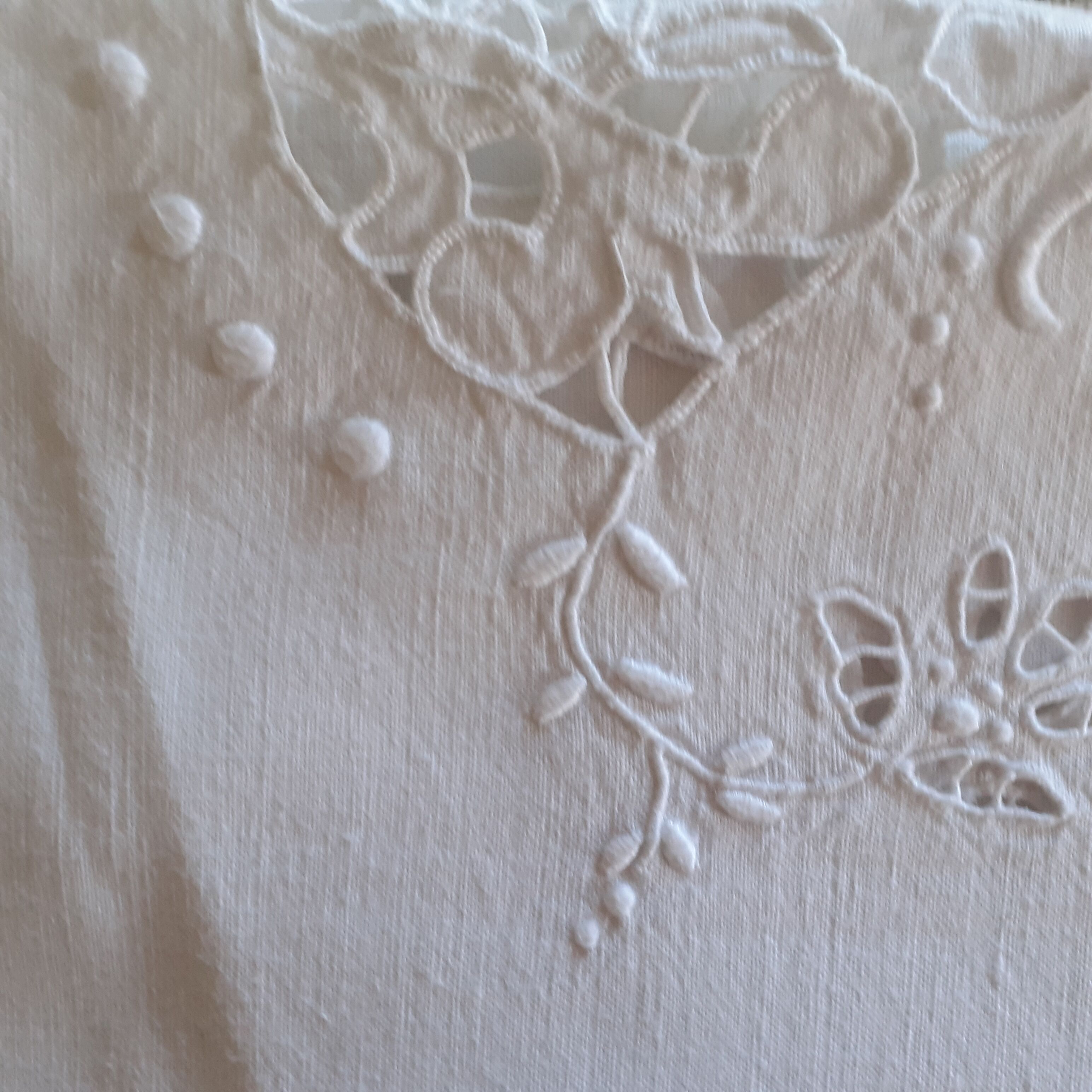Drap ancien avec revers, jours, 5 motifs de broderies, monogramme