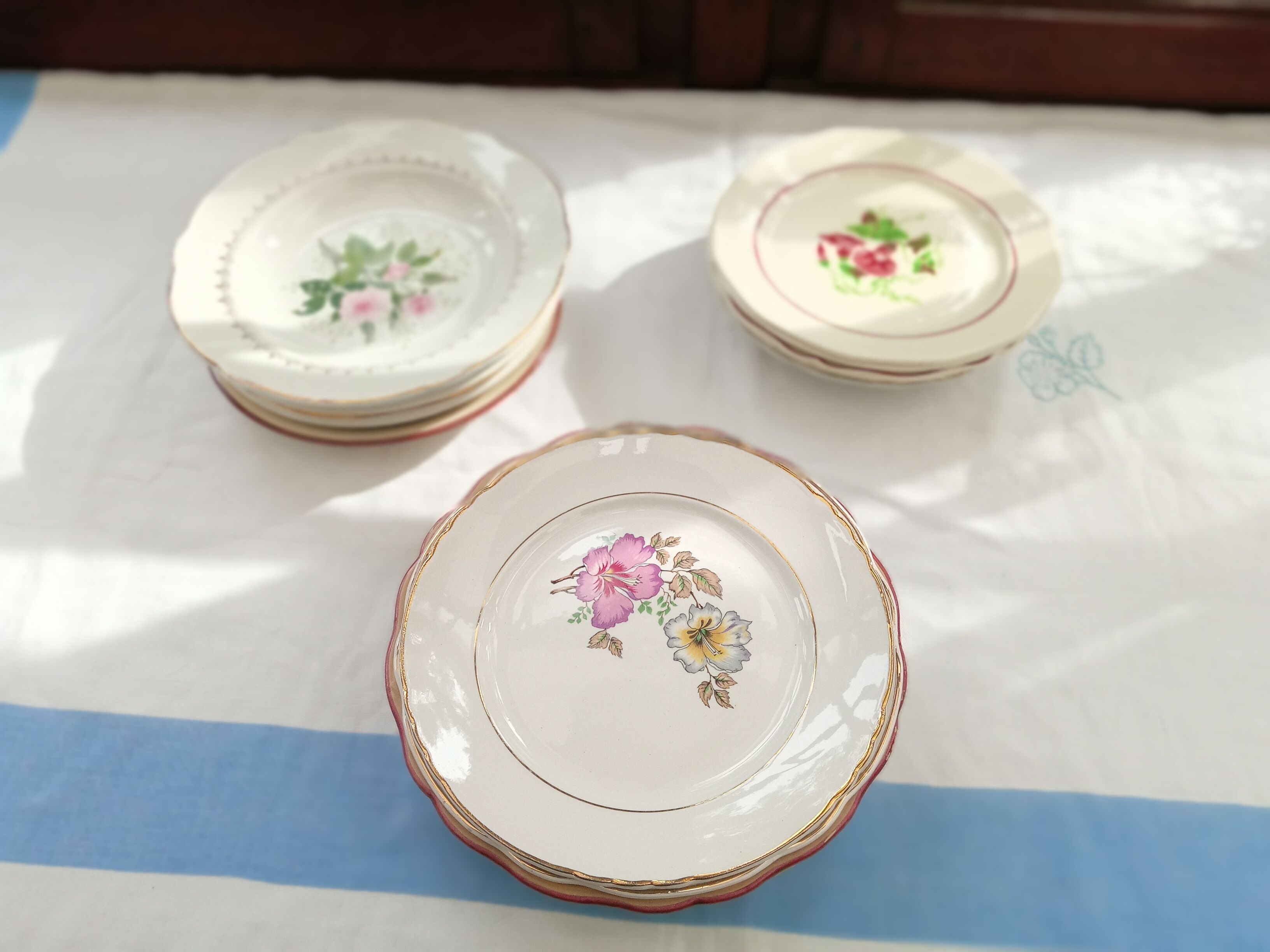 Assorted 18 old flower plates