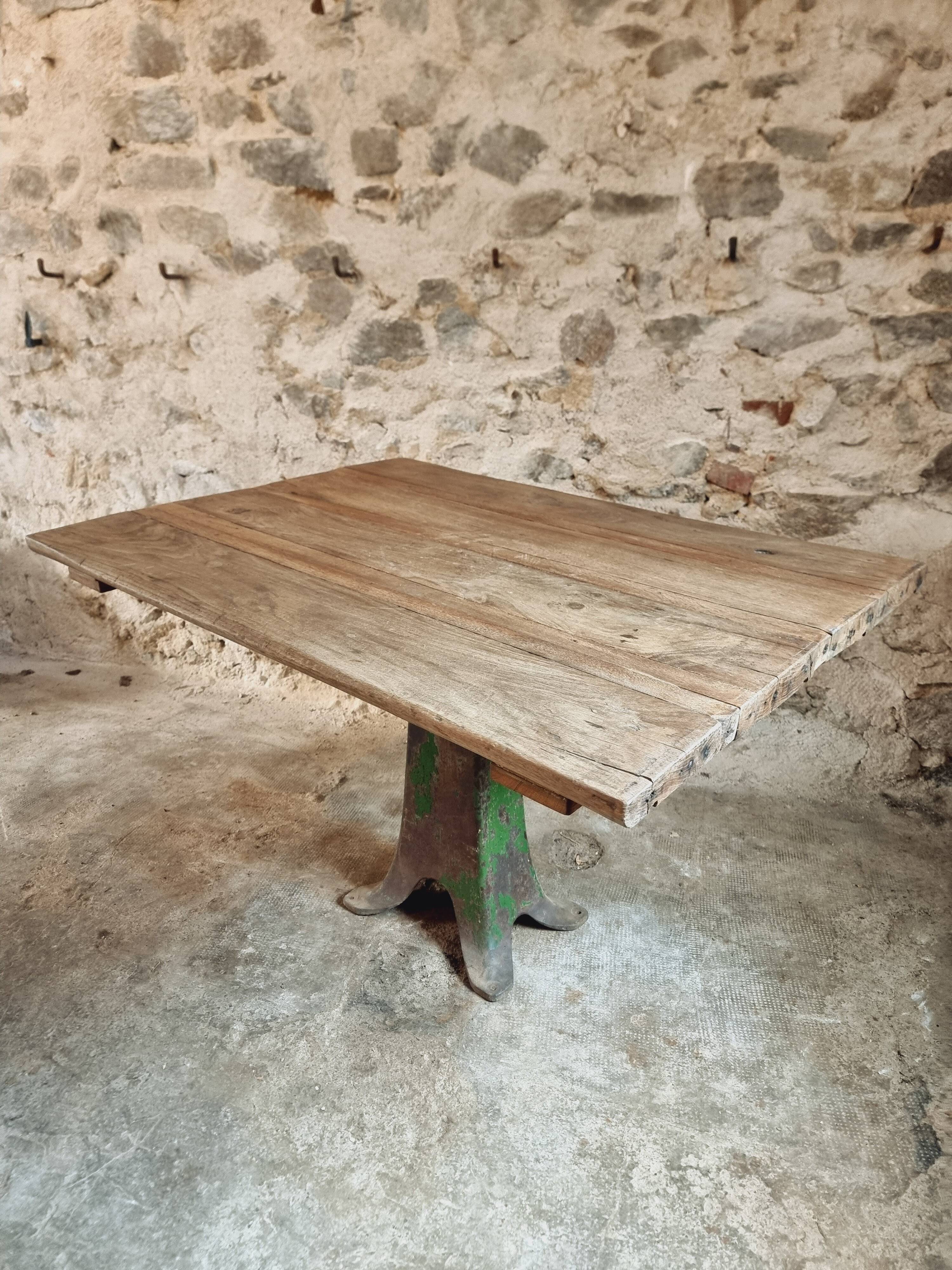 Table ancienne en chêne massif sur piètement en fonte – France, XVIIIe sièc