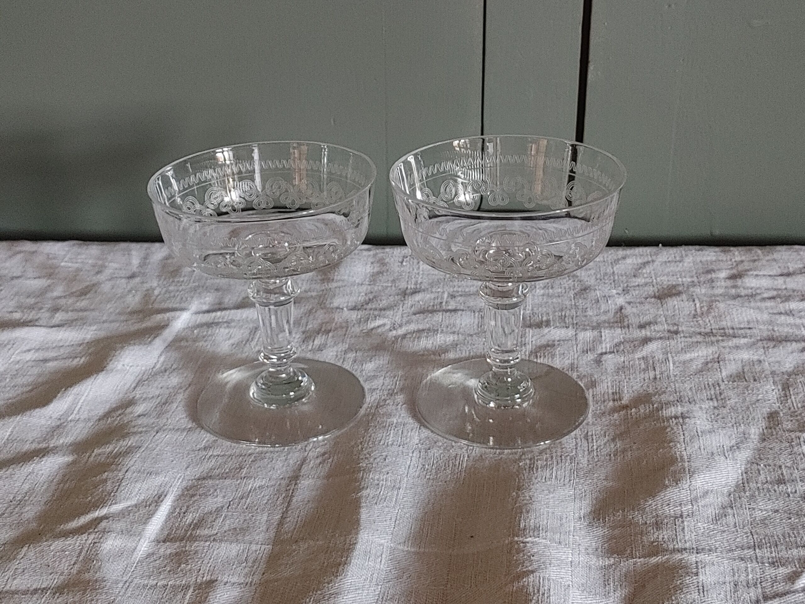 2 Coupes à champagne en cristal de Baccarat beau modèle gravé vers 1900