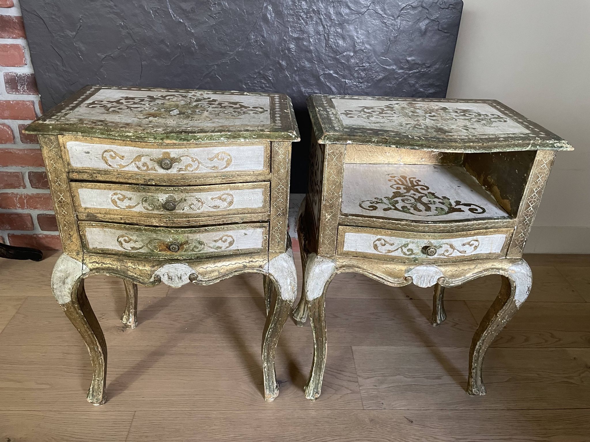 Bedside pair, 3 drawers, 1 drawer and a niche, painted golden wood, italian renaissance style