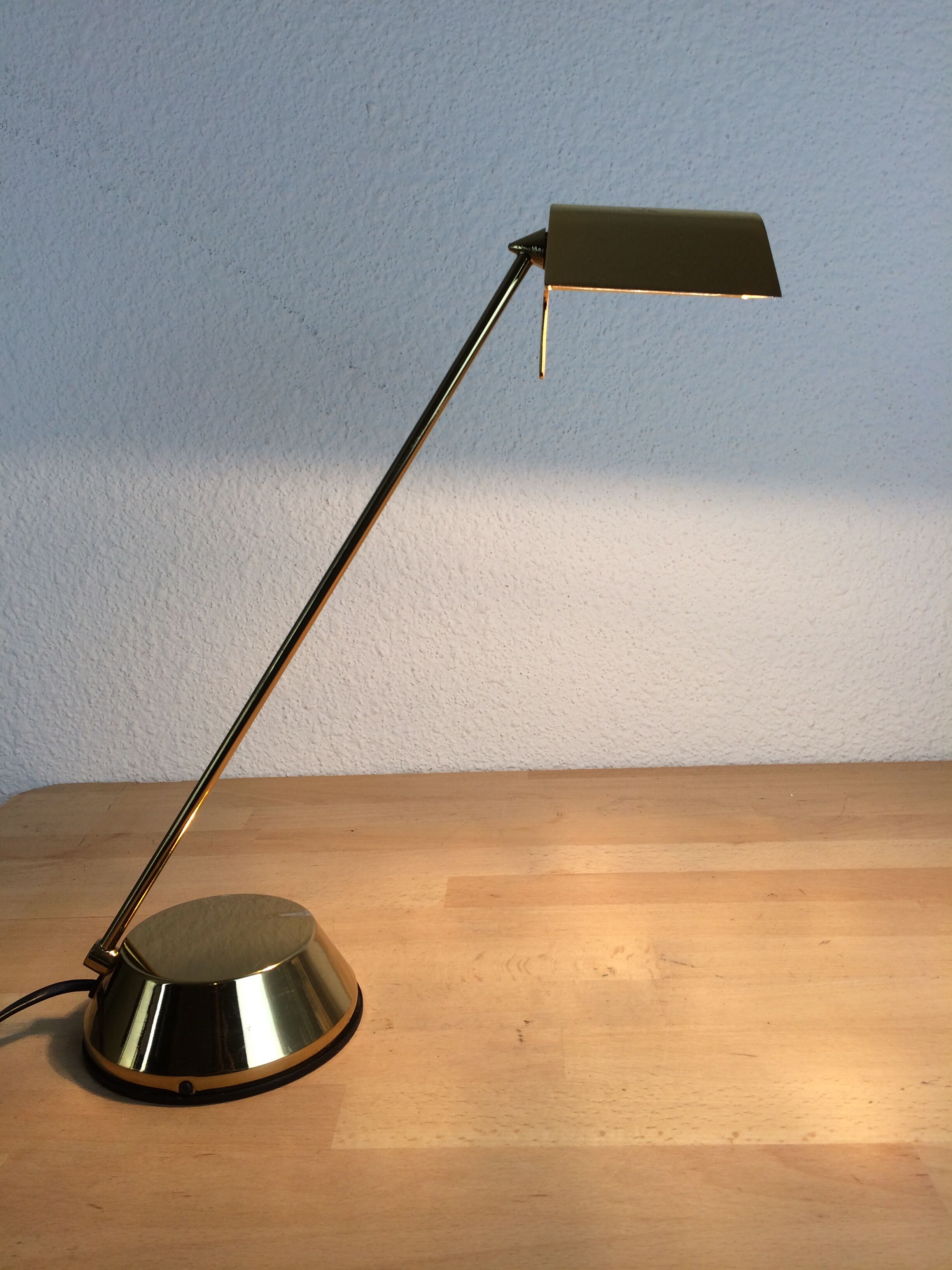 Fase gold metal desk lamp