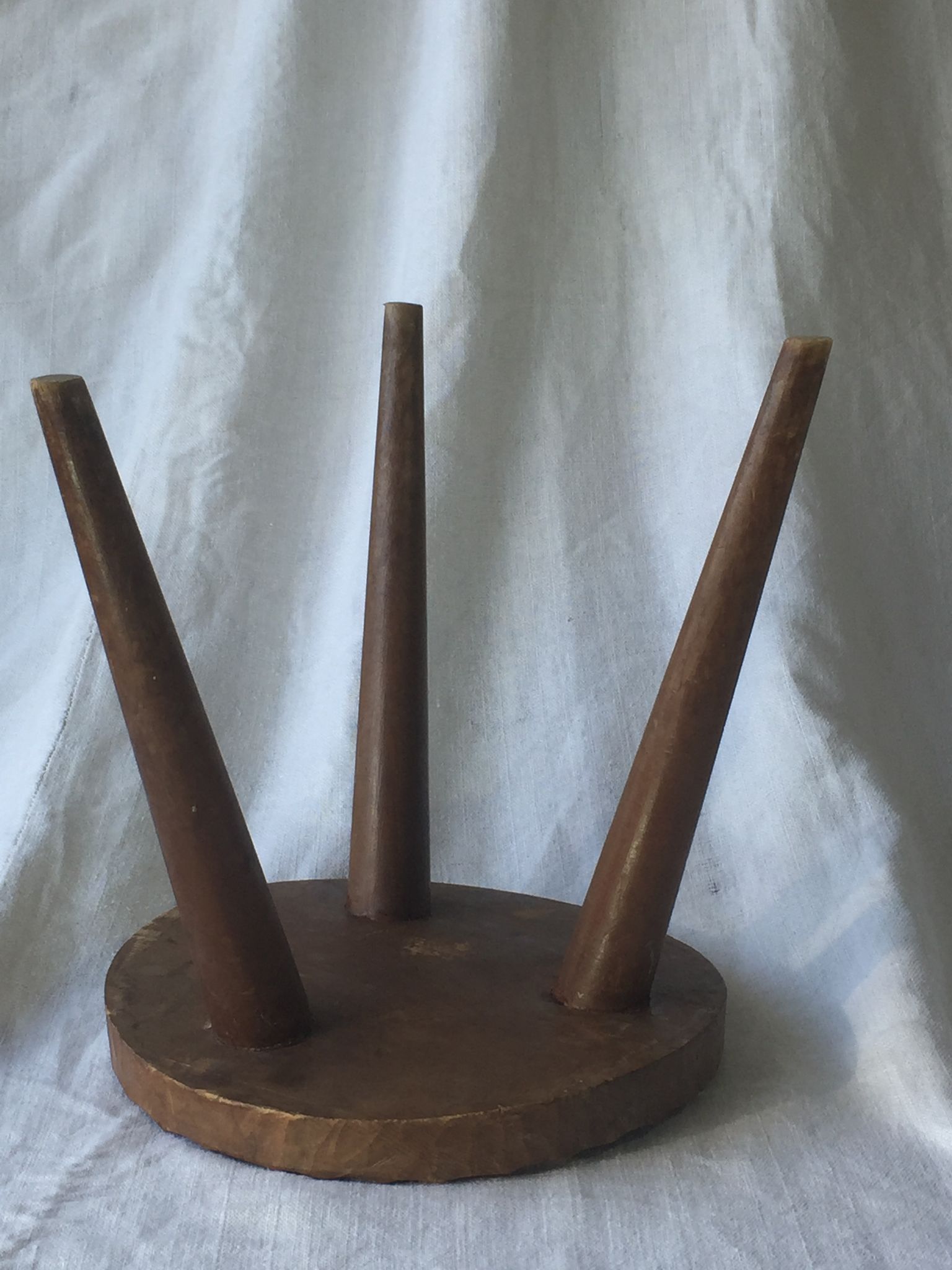 Tabouret bois art populaire tripod pieds compas ancien