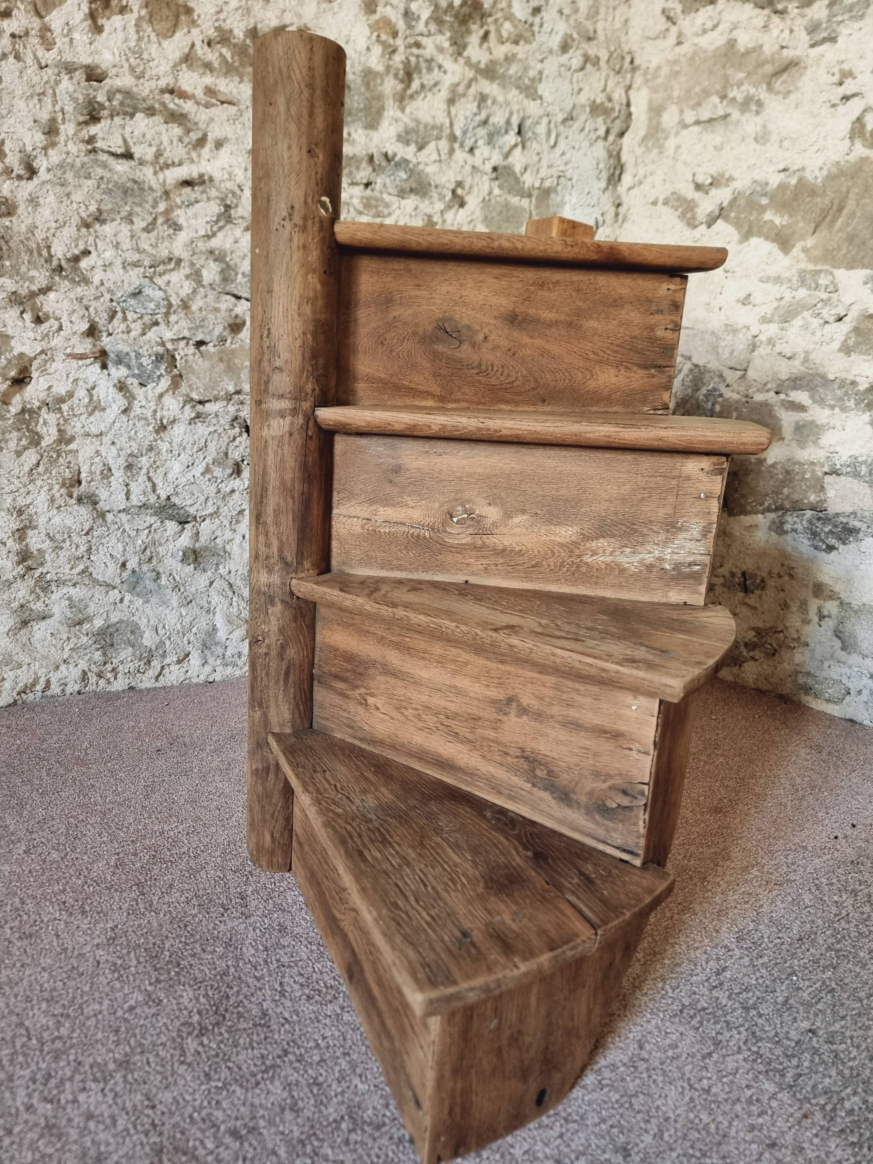 Segment of a spiral staircase in solid oak, early 19th century.