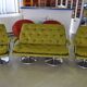 Ensemble 1960s canapé 2 places et 2 fauteuils en tissu vert chartreuse, pieds métal d'origine
