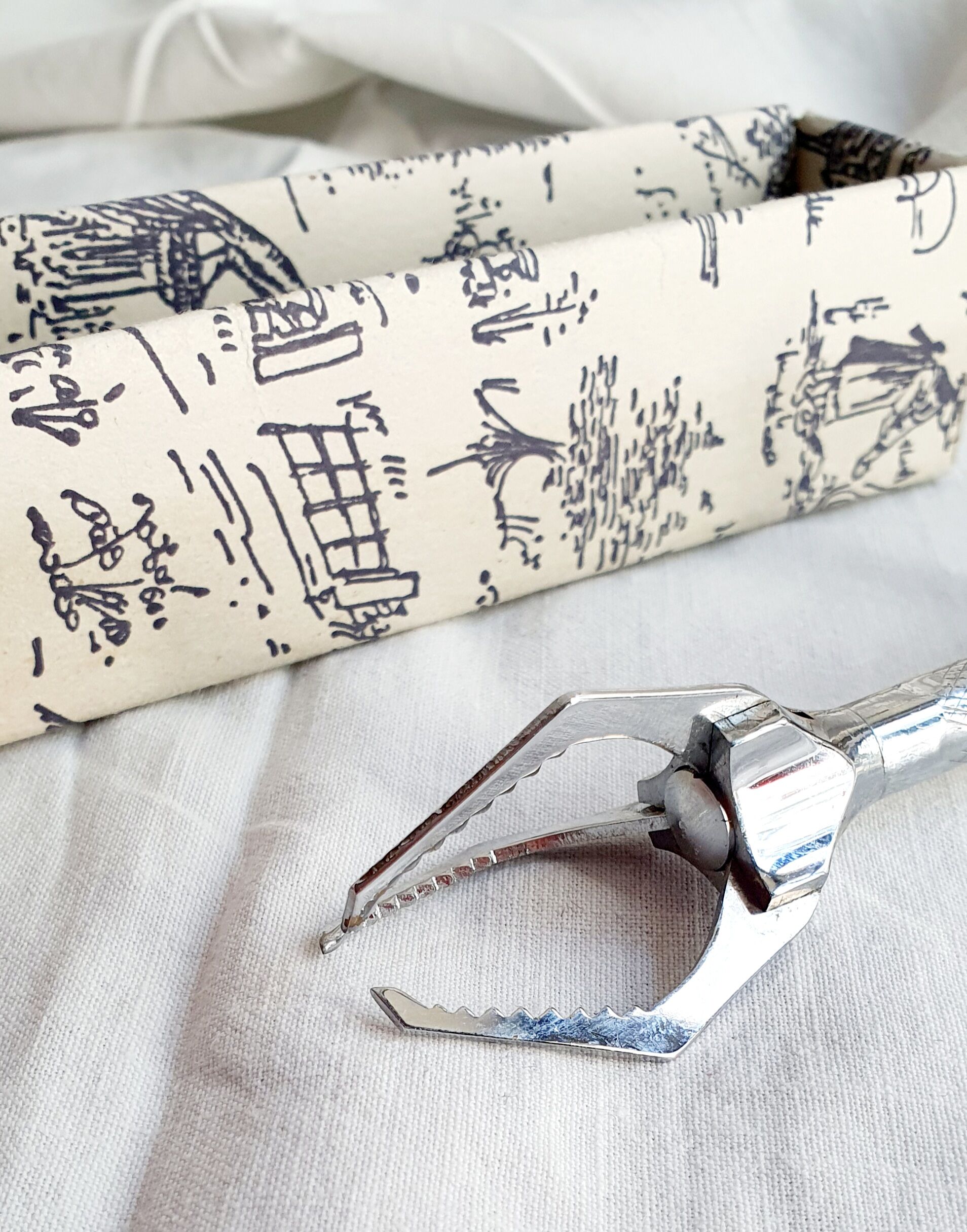 Vintage crab sugar claw