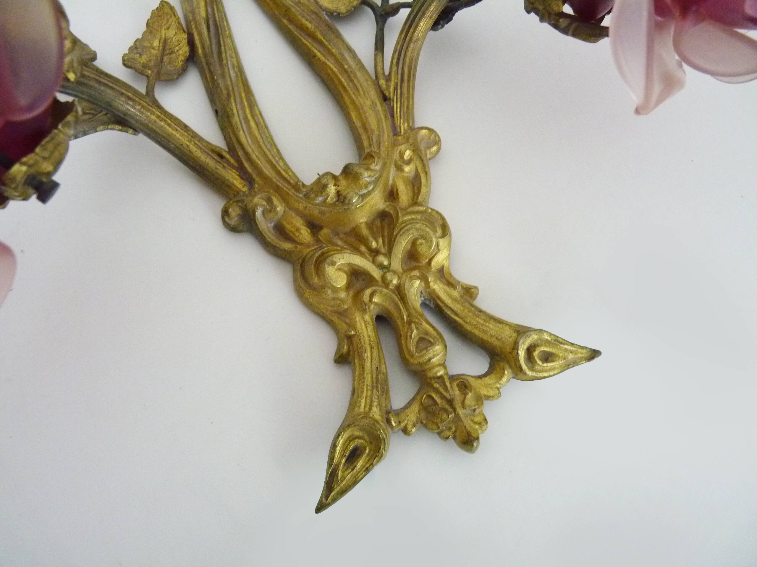 Paire d'Appliques murales en bronze à décor de noeuds à 2 bras à tulipe mauve Signées DP. Années 40