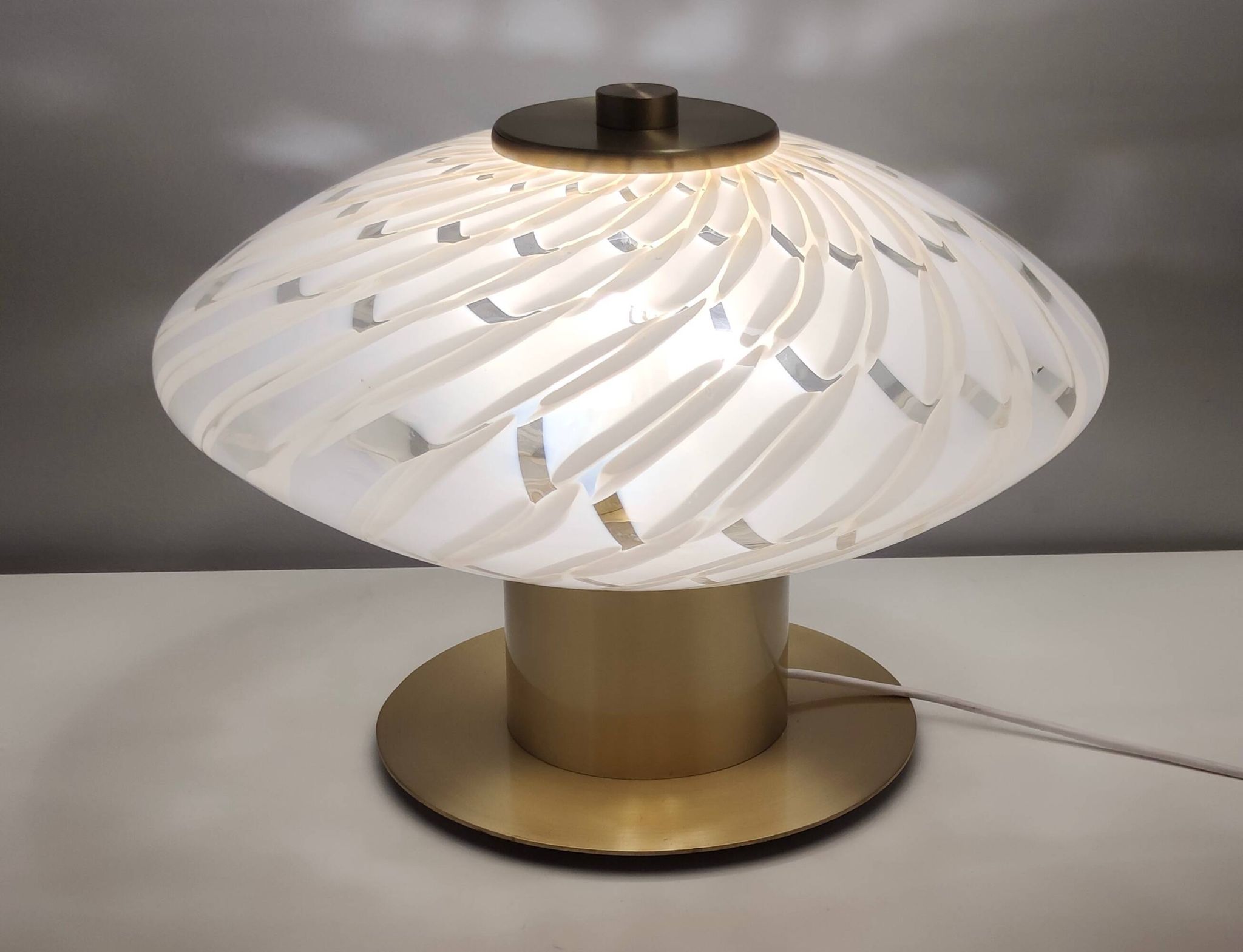 Lampe de table en verre de Murano blanc et laiton, Italie, années 1980