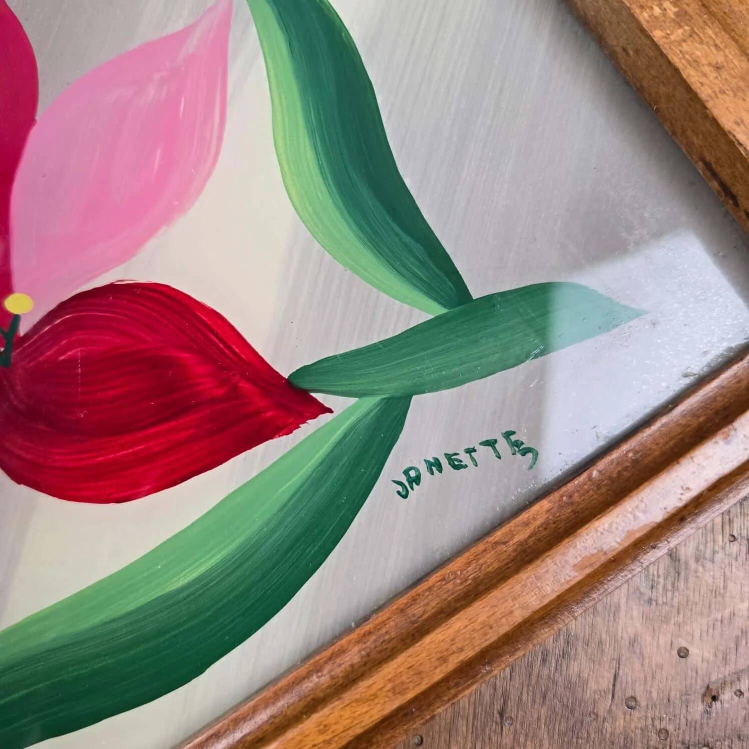 Vintage wooden and glass platter hand-painted – Stylised flower signed Janette