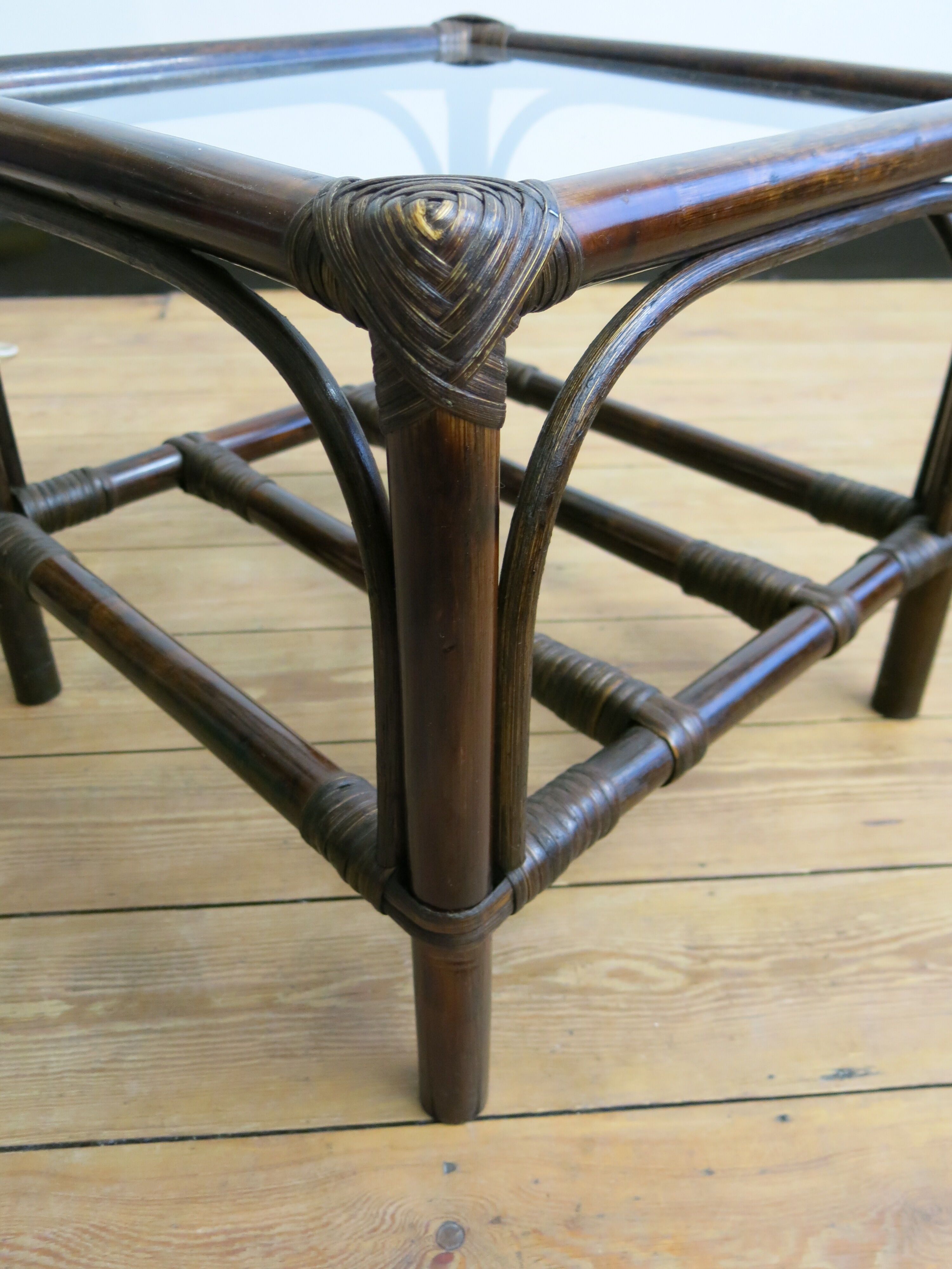 Table d'appoint en rotin avec sa plaque en verre