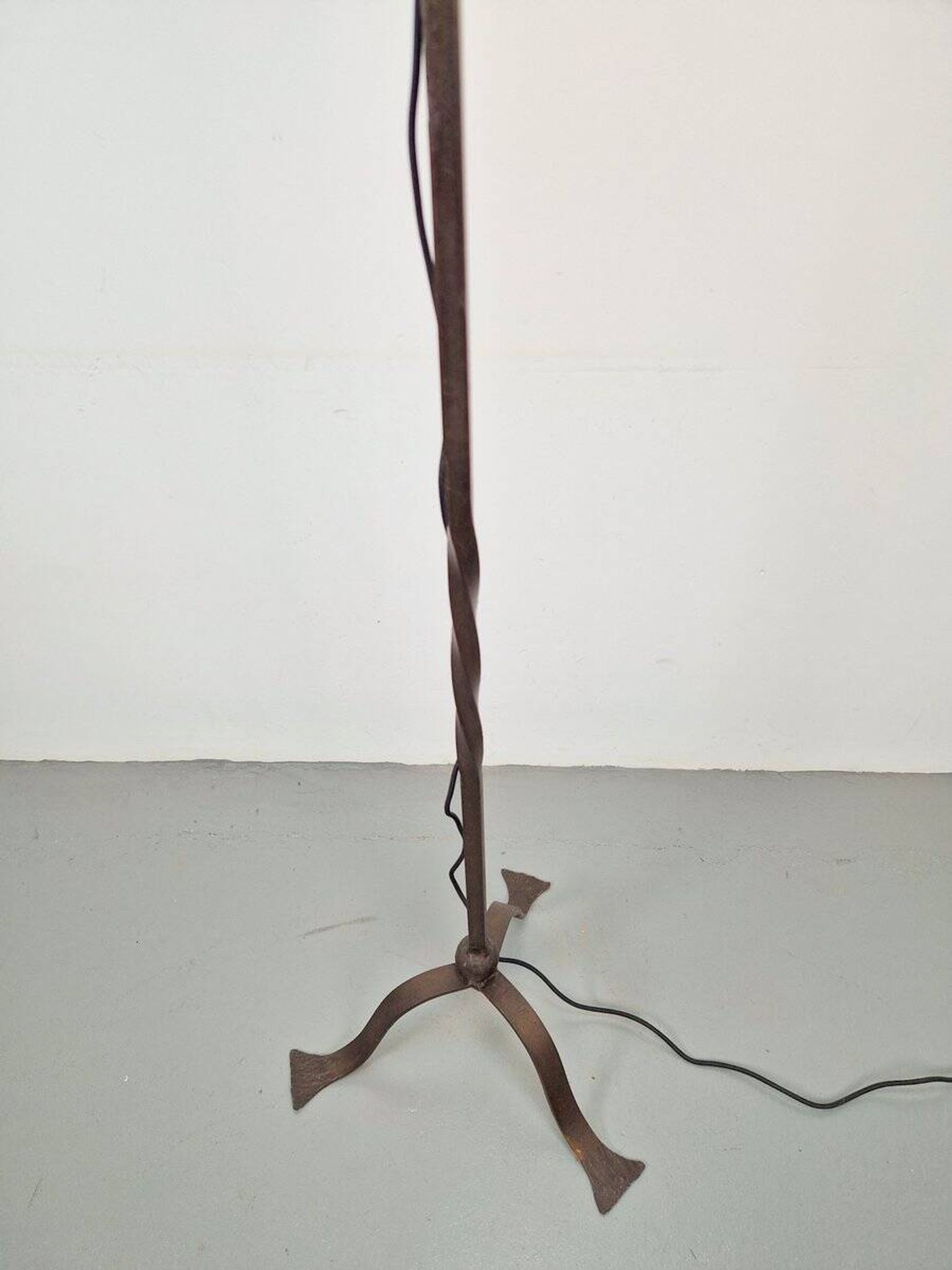 Lampe de sol brutaliste en fer forgé, années 1950