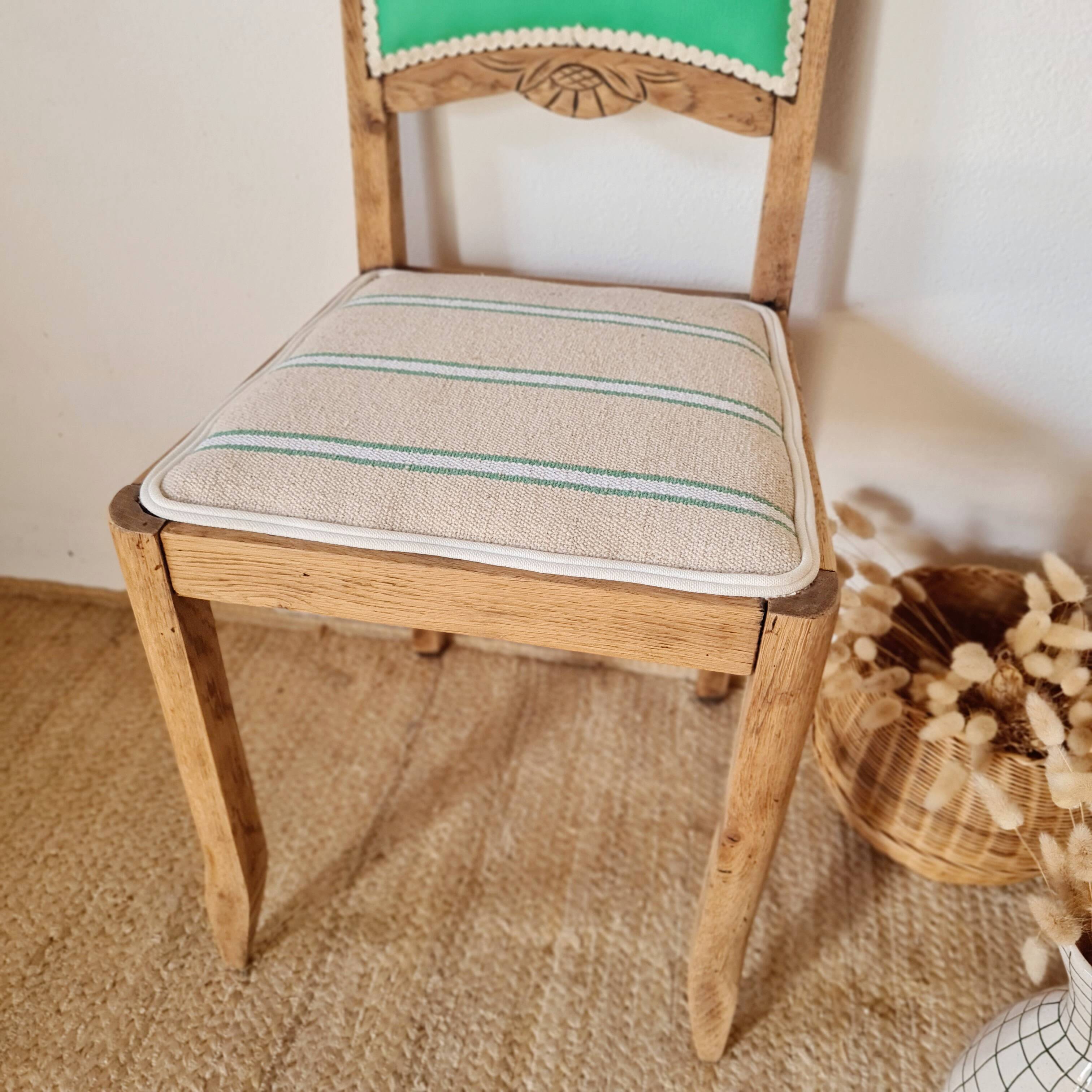 Chaise ancienne rénovée – bois sculpté et dossier vert