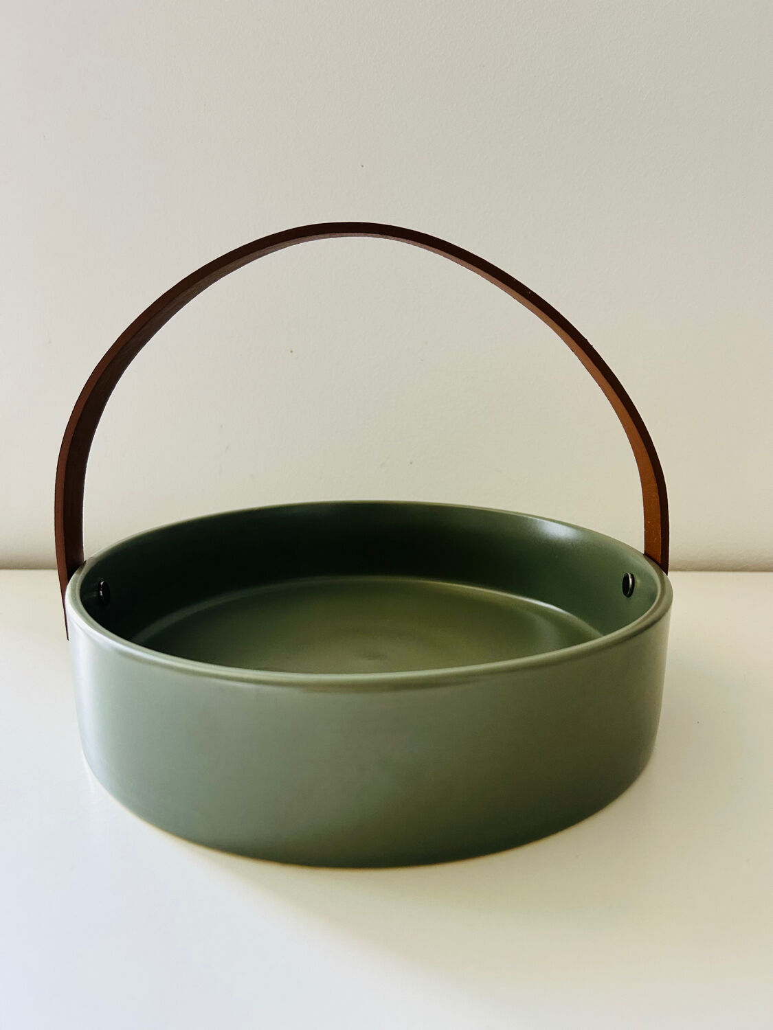 Scandinavian plateau with leather handle