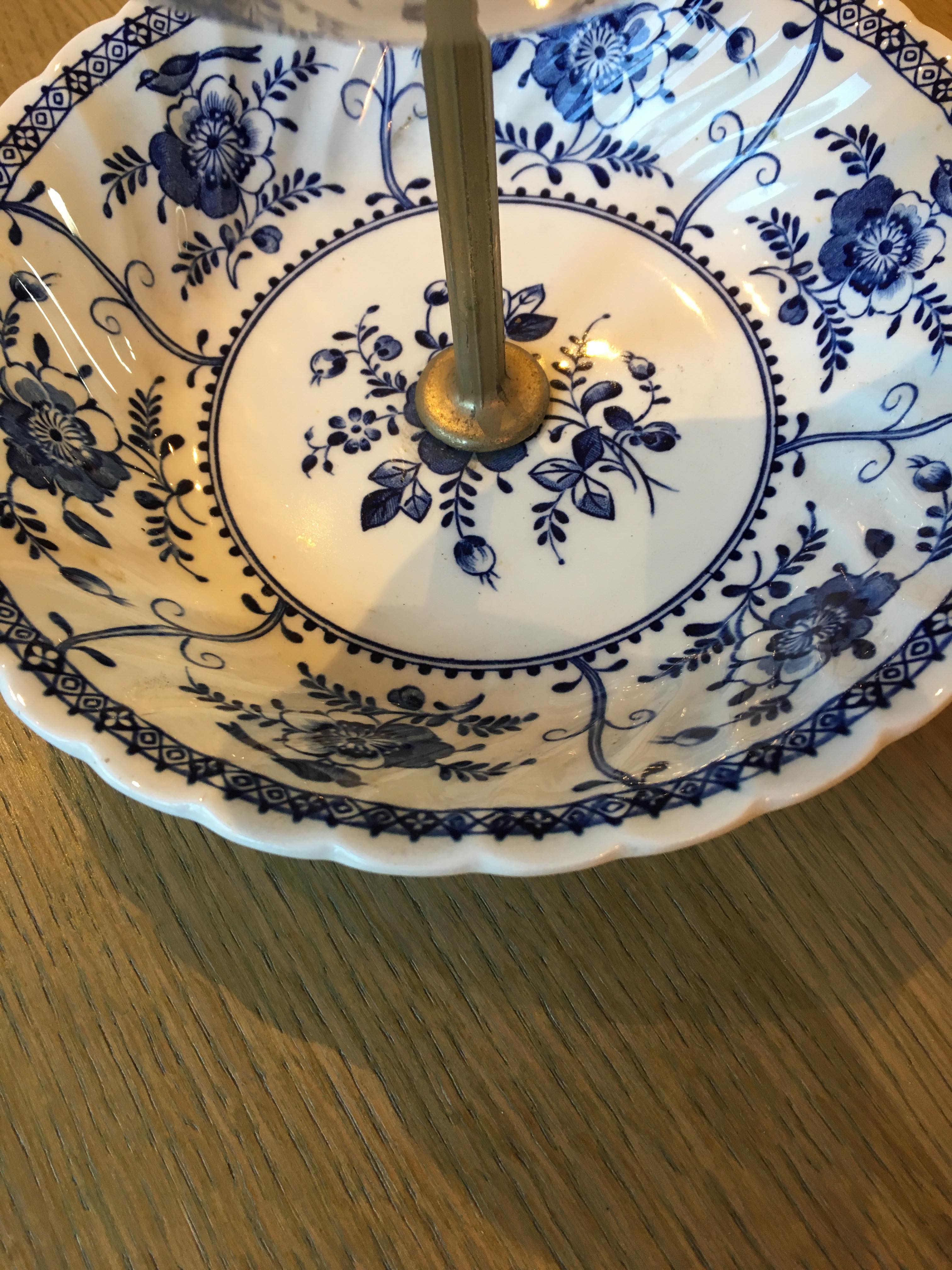 Mute Servant / English Faïence Cake Display