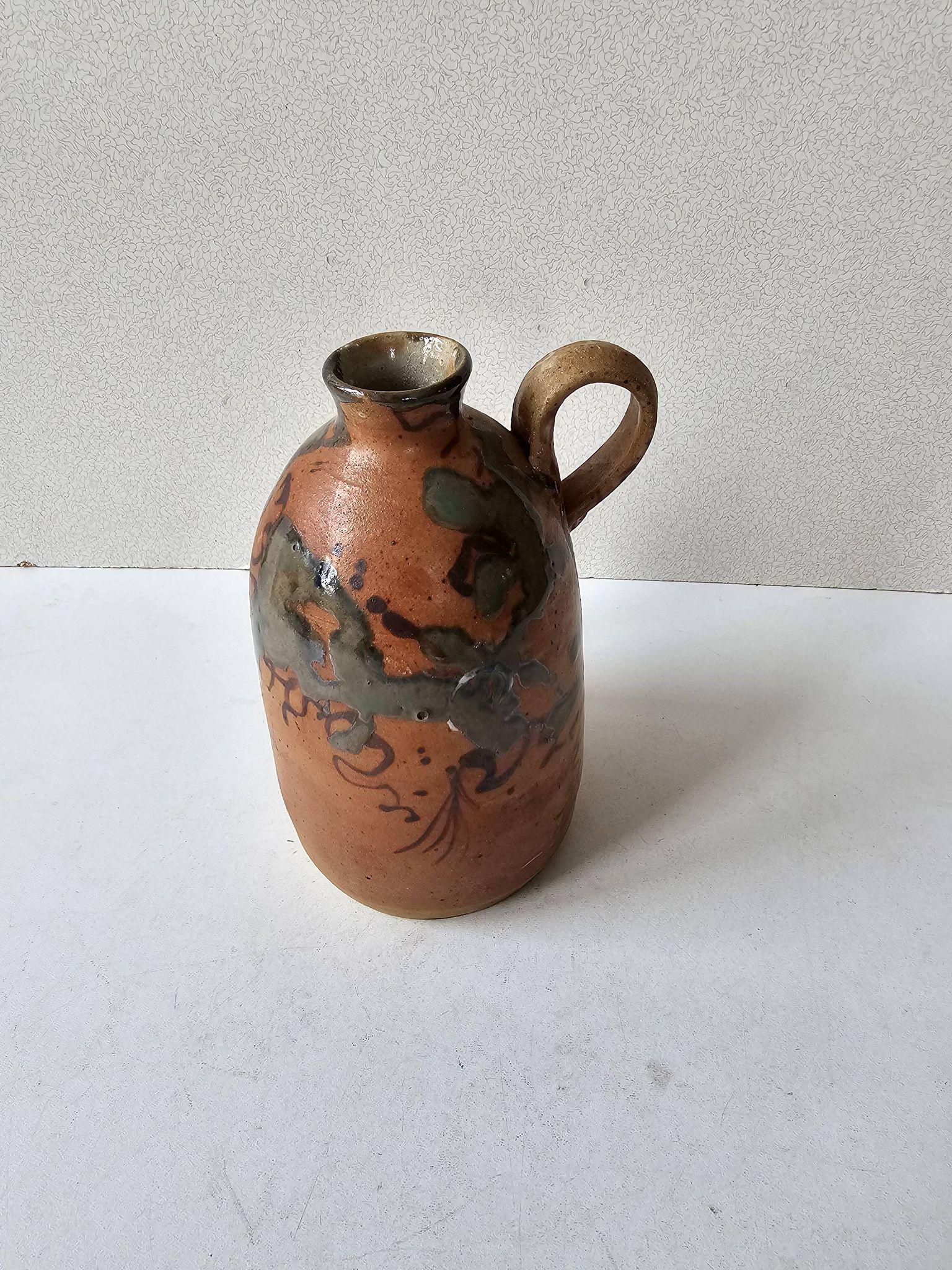 Vase Soliflore à anse en céramique signature à identifier
