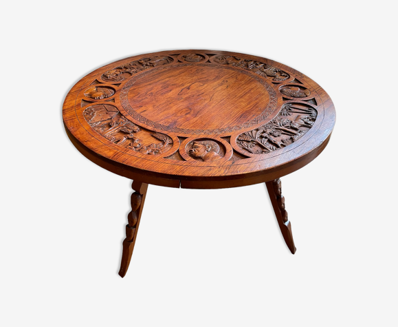 Table basse circulaire tripode en bois sculpté