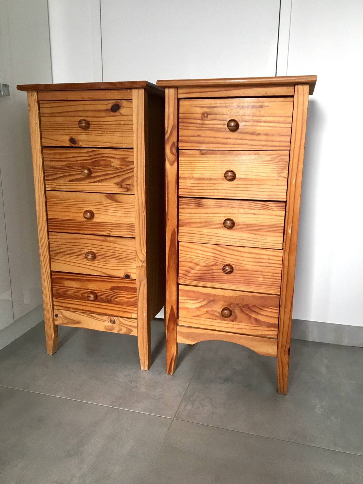 Paire de  chiffoniers 5 tiroirs en pin  . années 80
