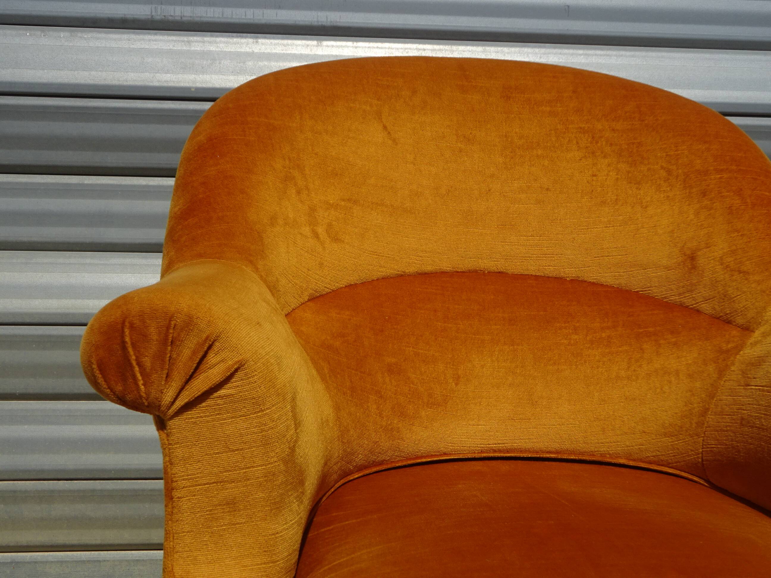 Fauteuil crapaud en velours jaune