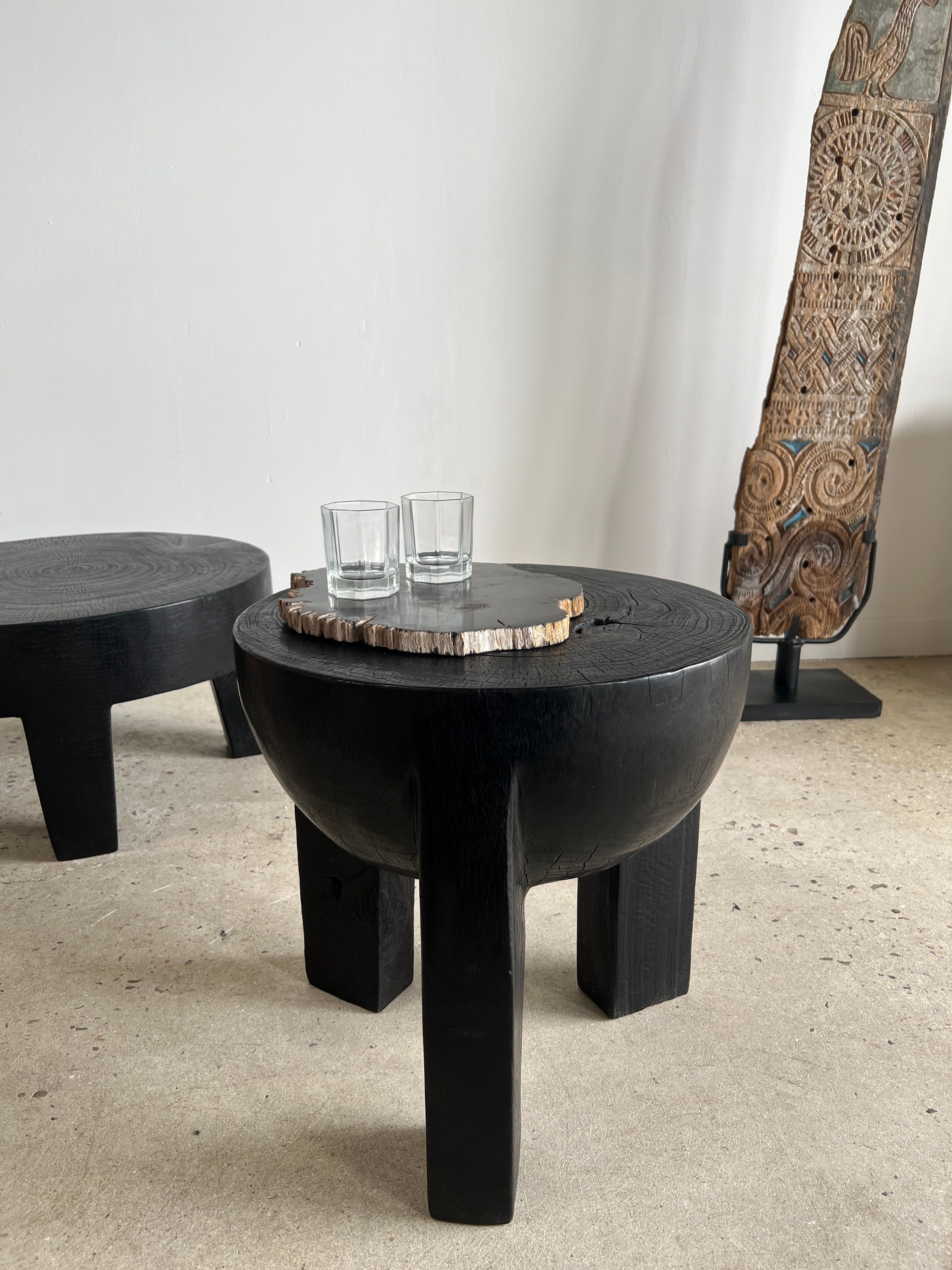 Black mango wood tripod side table with a semi-spherical top, height: 45 cm, diameter: 44 cm.
