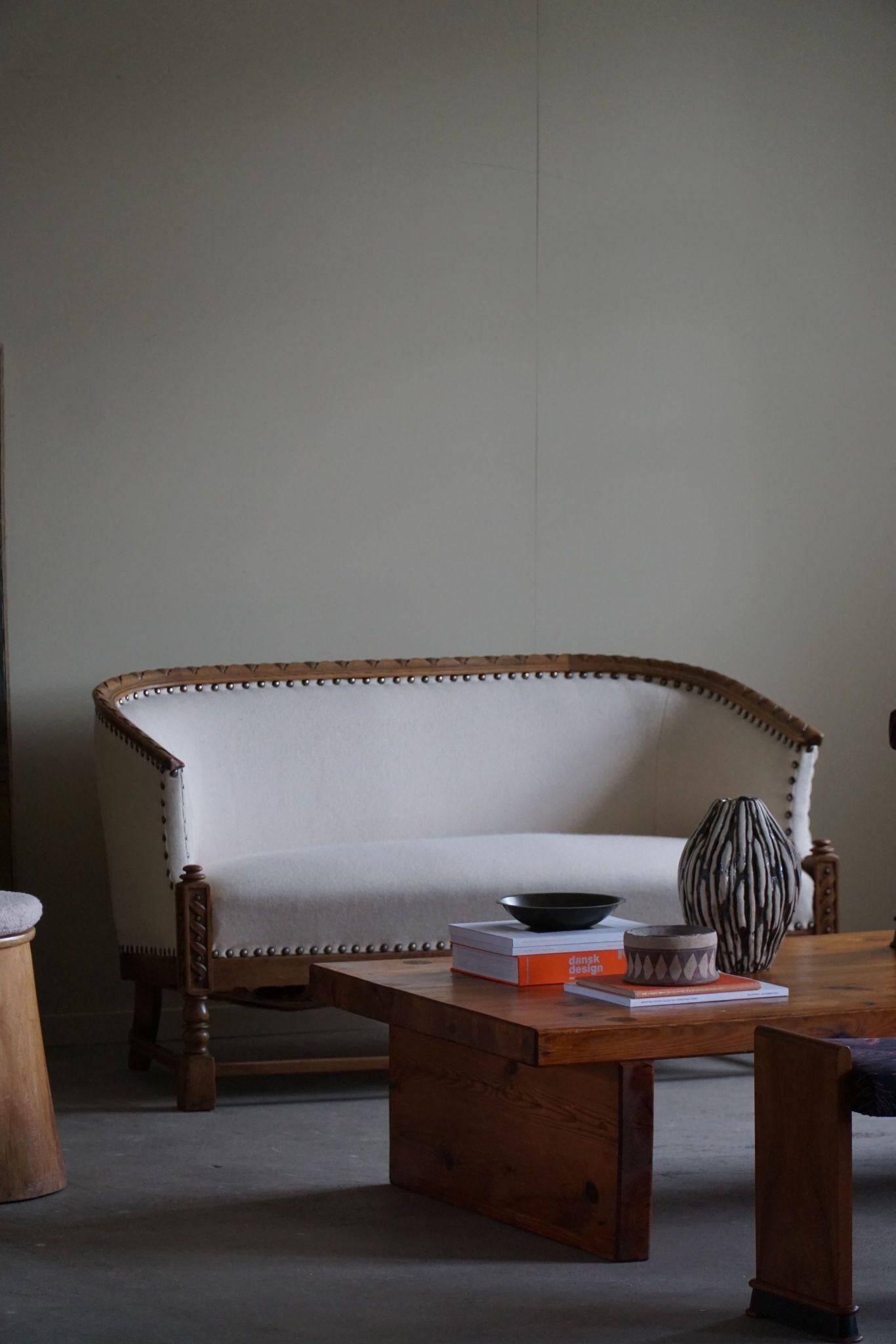 Sculptural 2-seater canapé in oak and wool, Danish "Skønvirke" style, 1920s.