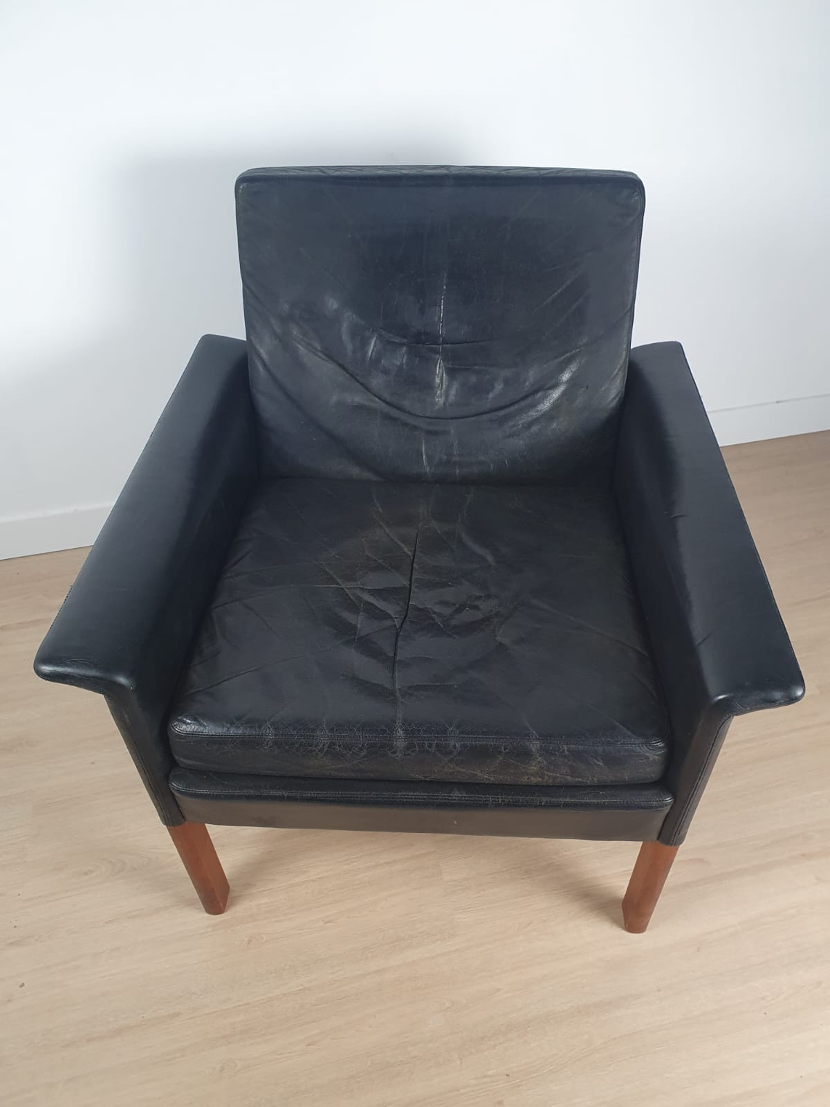 D500 armchair in black leather by Hans Olsen 1960