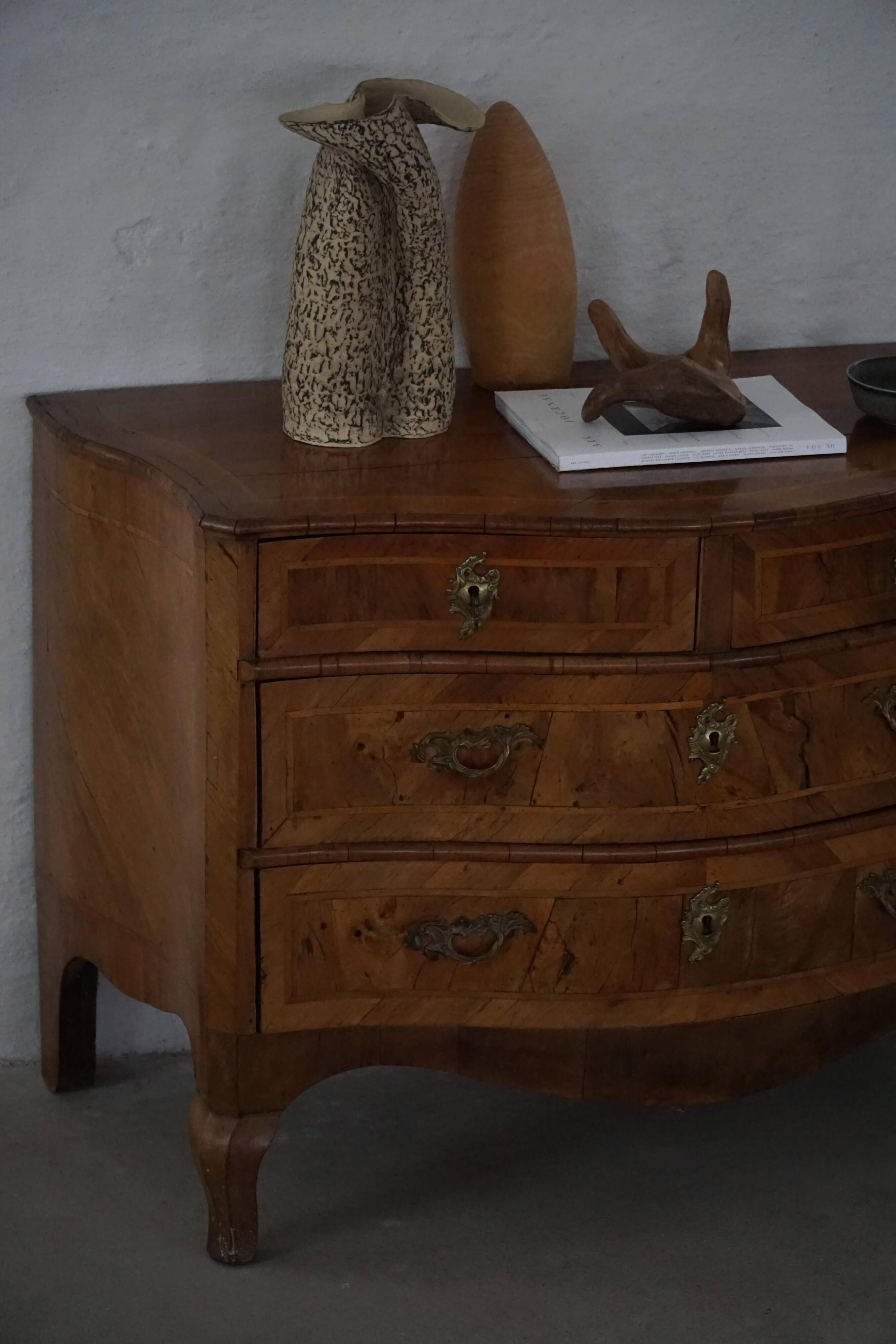 18ème siècle, commode danoise baroque serpentine antique en noyer