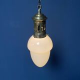Lampe à suspension en verre opalin avec élégante monture en laiton