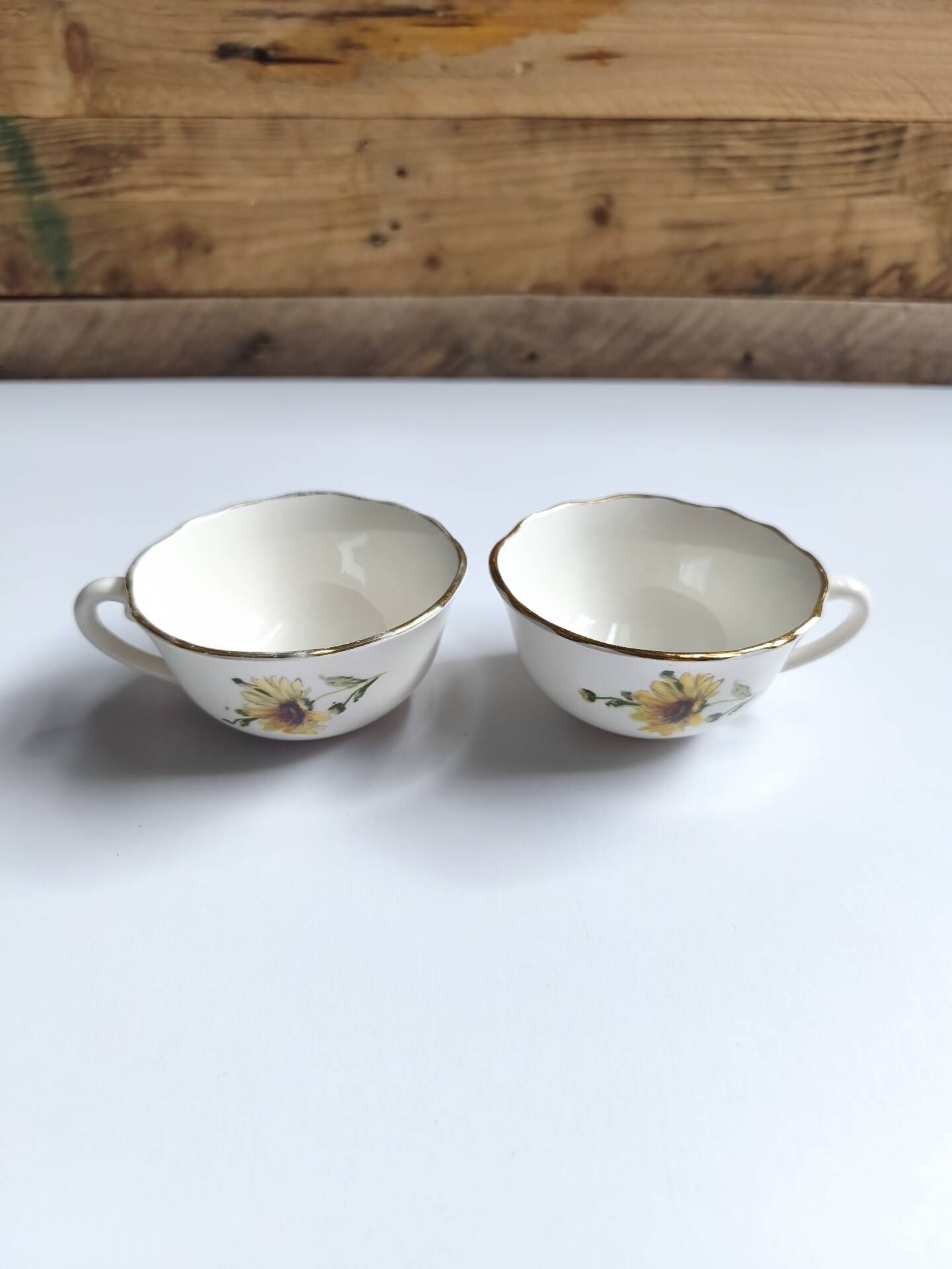 Set of 8 vintage cups with saucers Gien daisies.