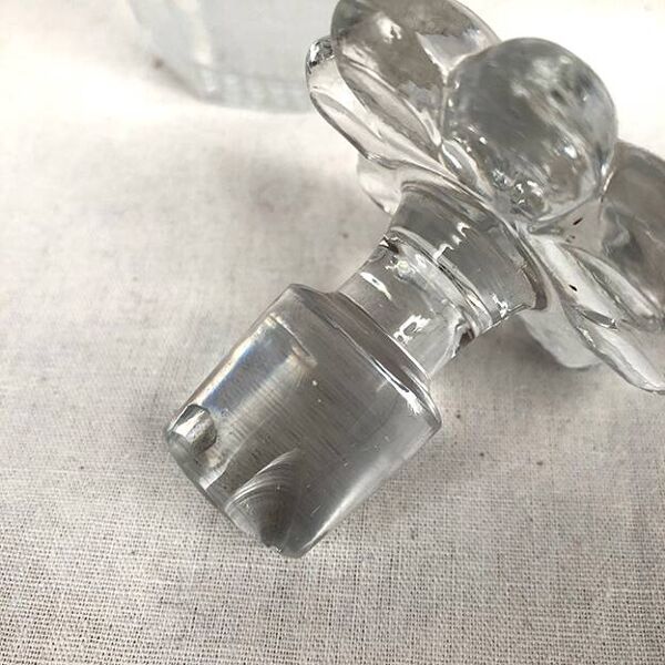 Cabaret à liqueur en tôle peinte XIXe, carafes et verres attribués à la cristallerie du Creusot