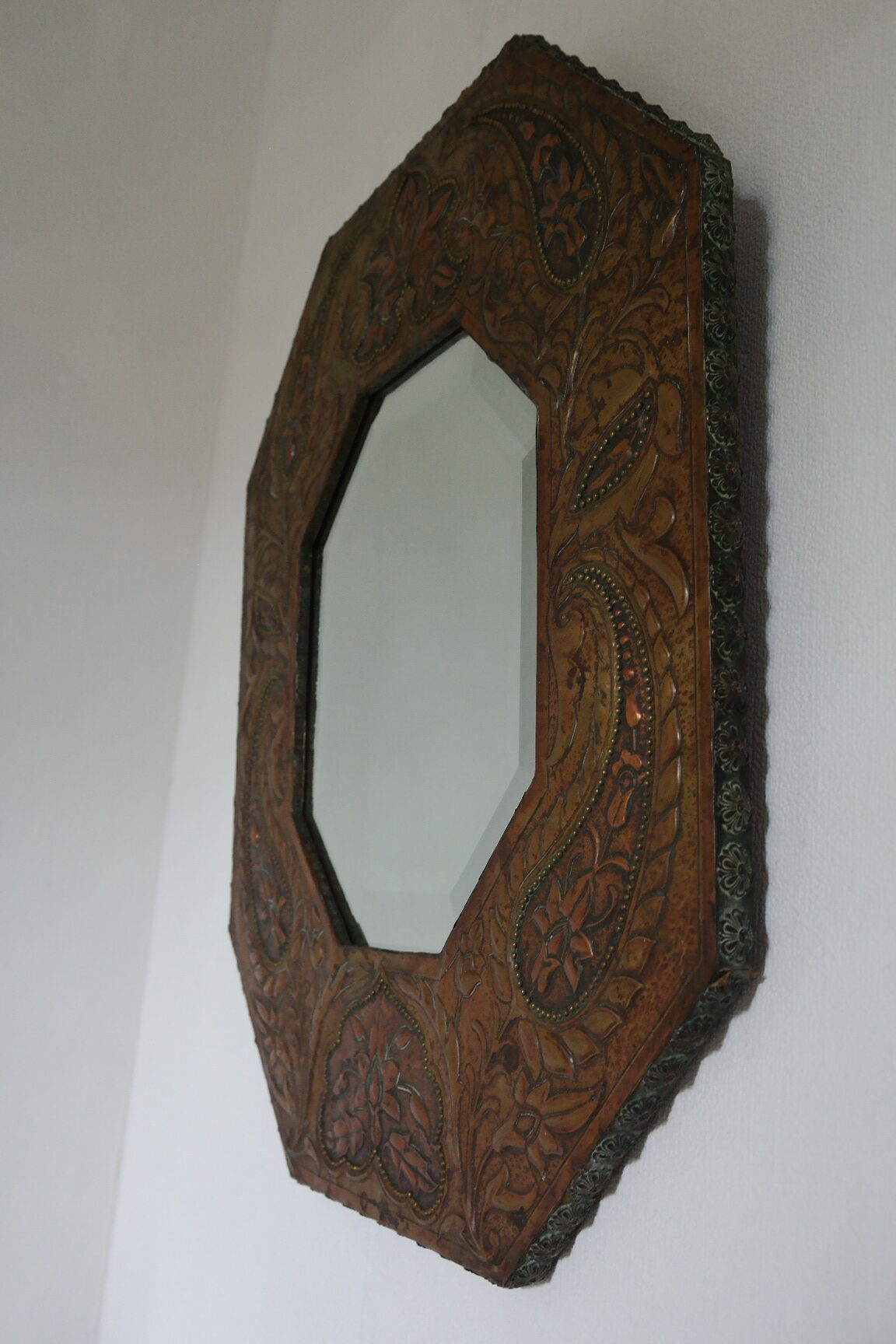 Antique bevelled artisanal mirror in repoussé copper - 54x45cm