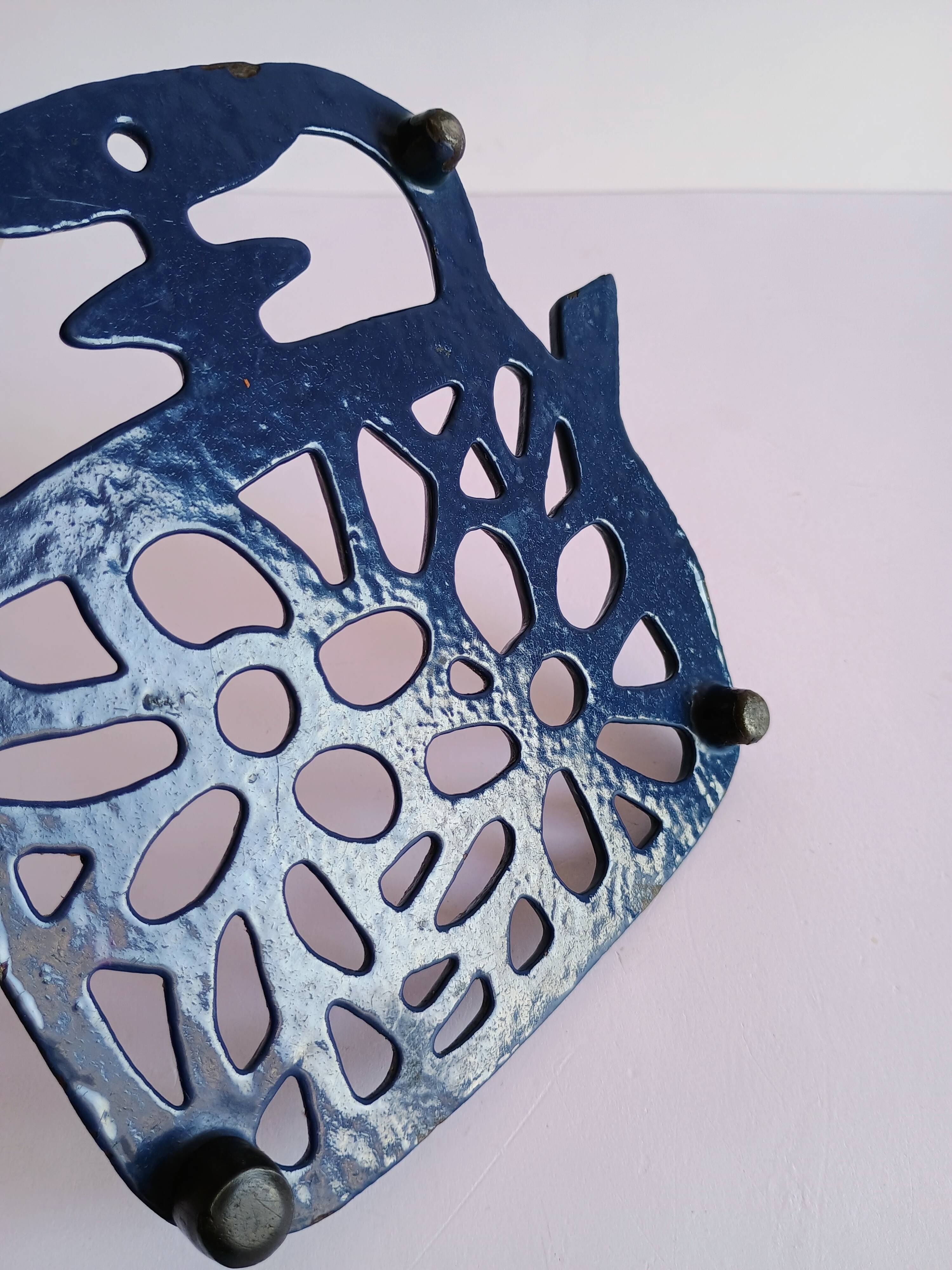 Kettle-shaped cast iron trivet