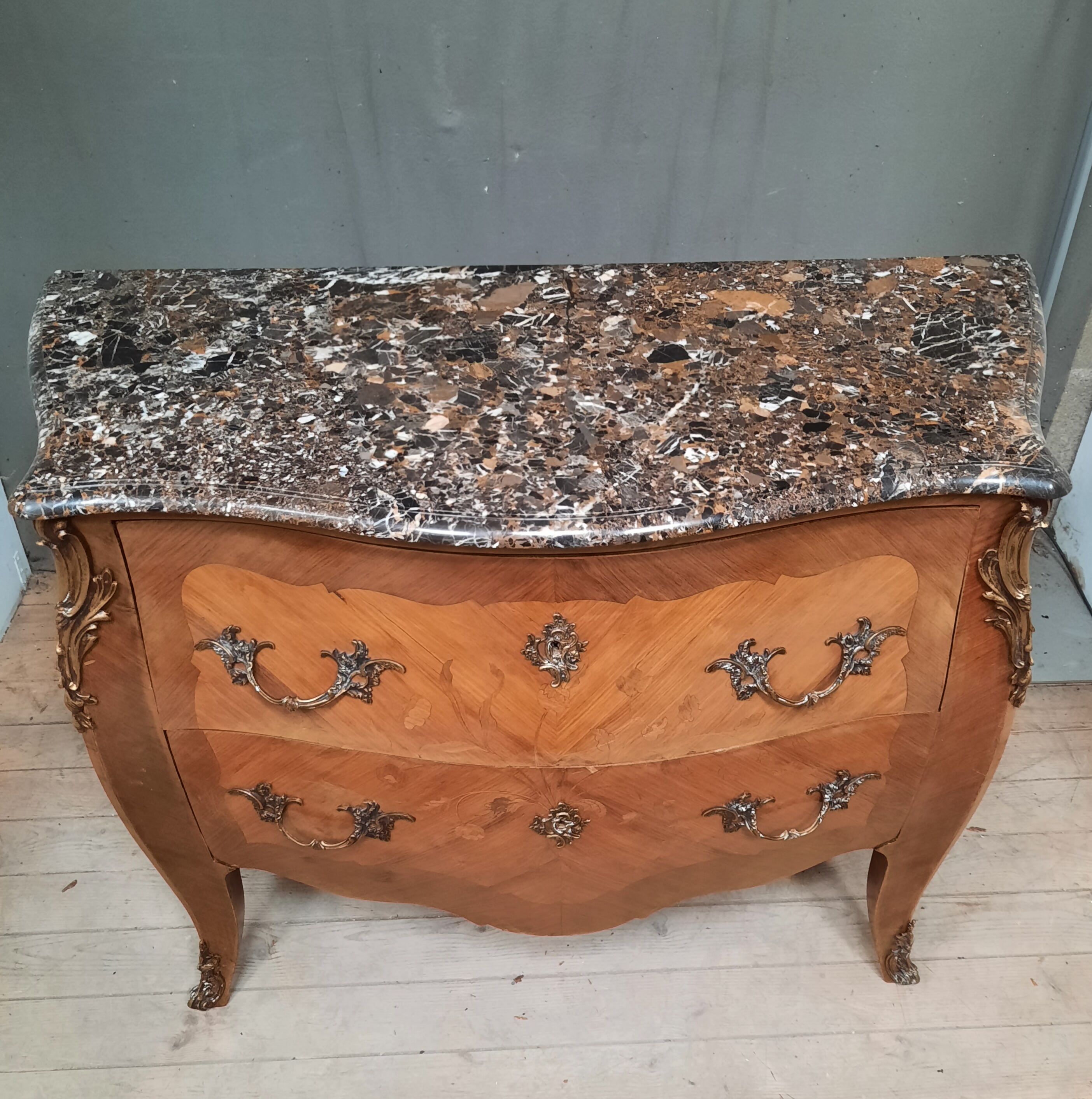 Commode en marquetterie style Louis XVI