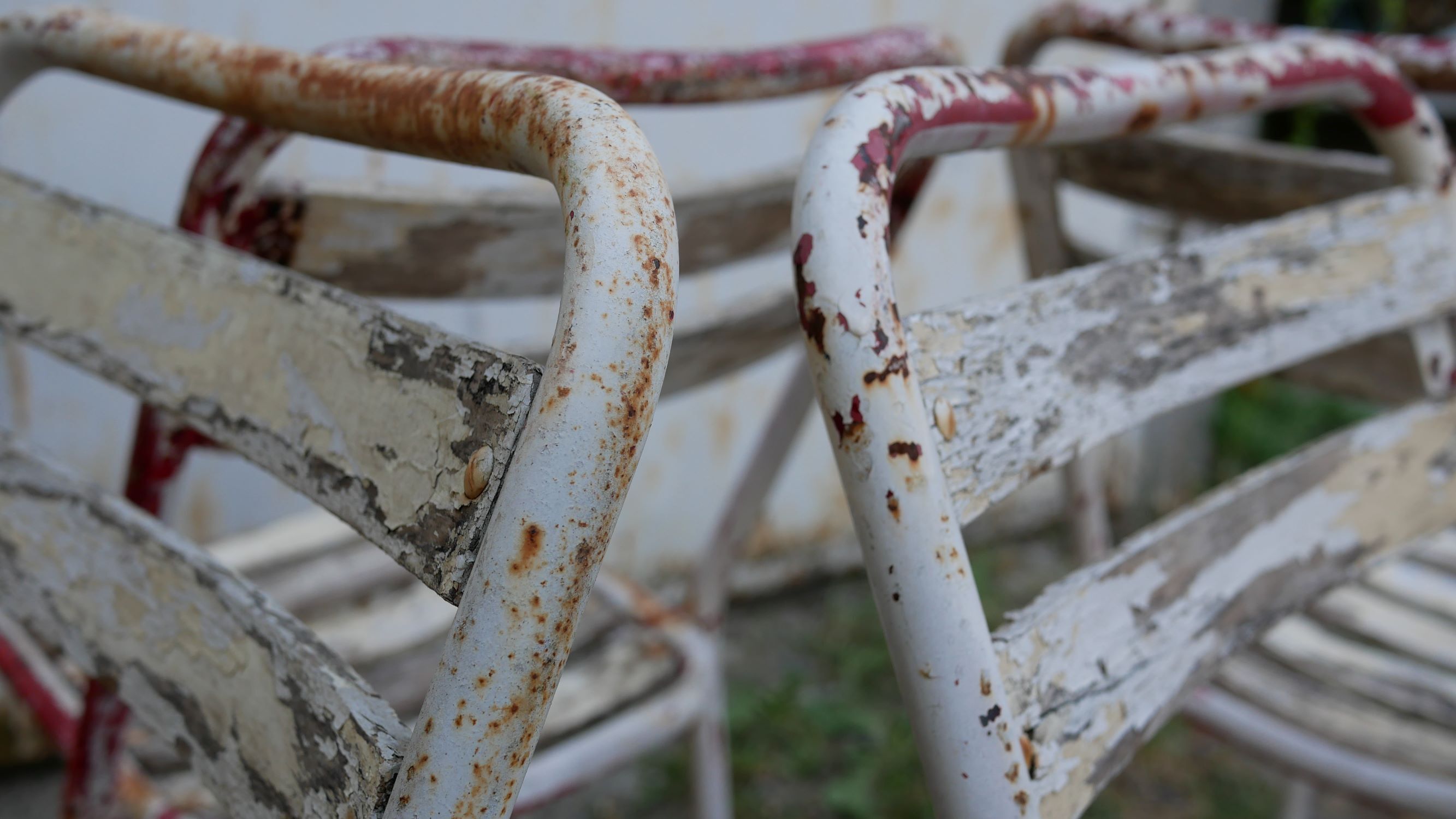 Chaises Tolix t2 par Xavier Pauchard