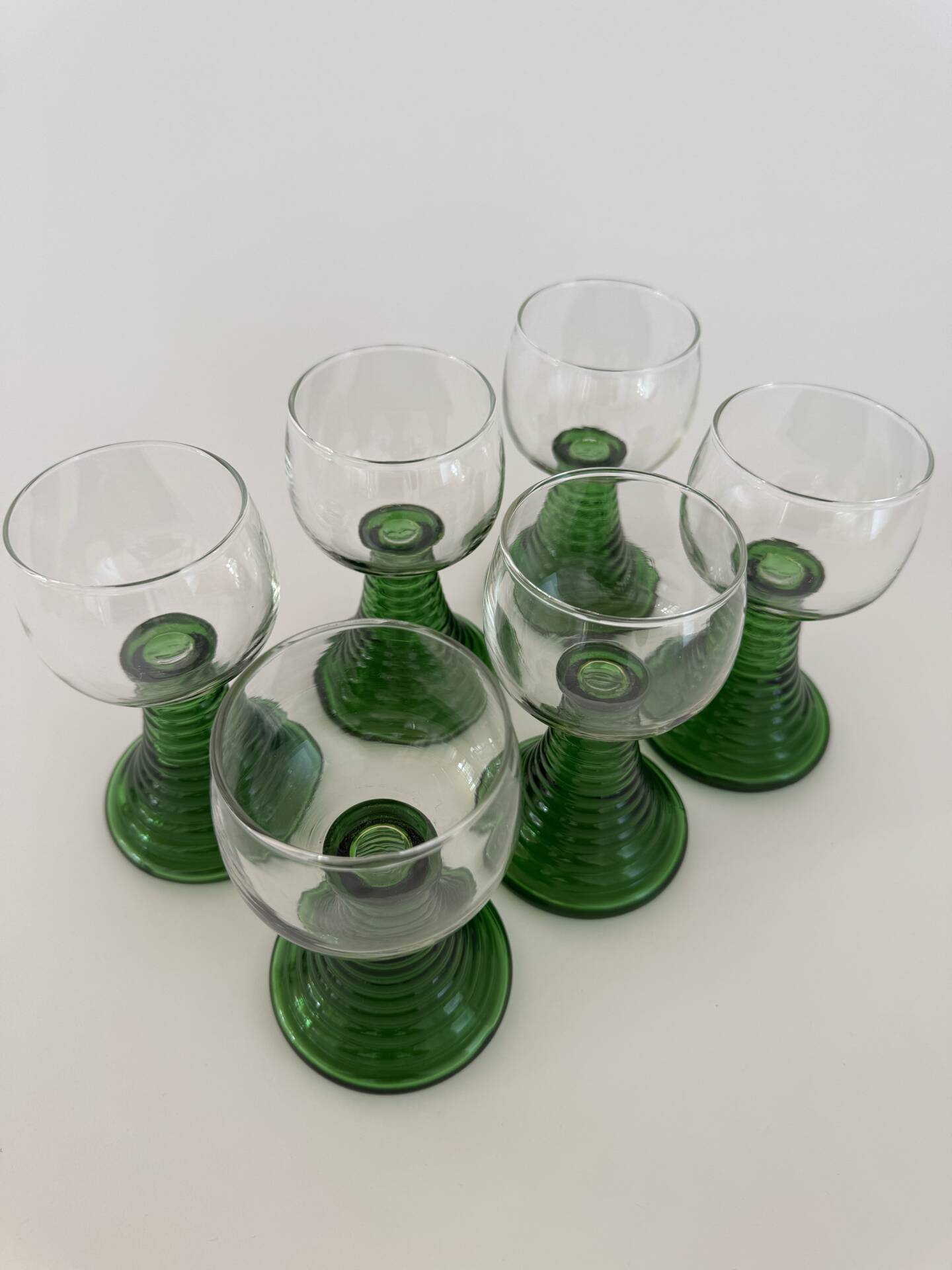 Un ensemble de 6 verres à vin vintage MCM en forme de ruche verte.