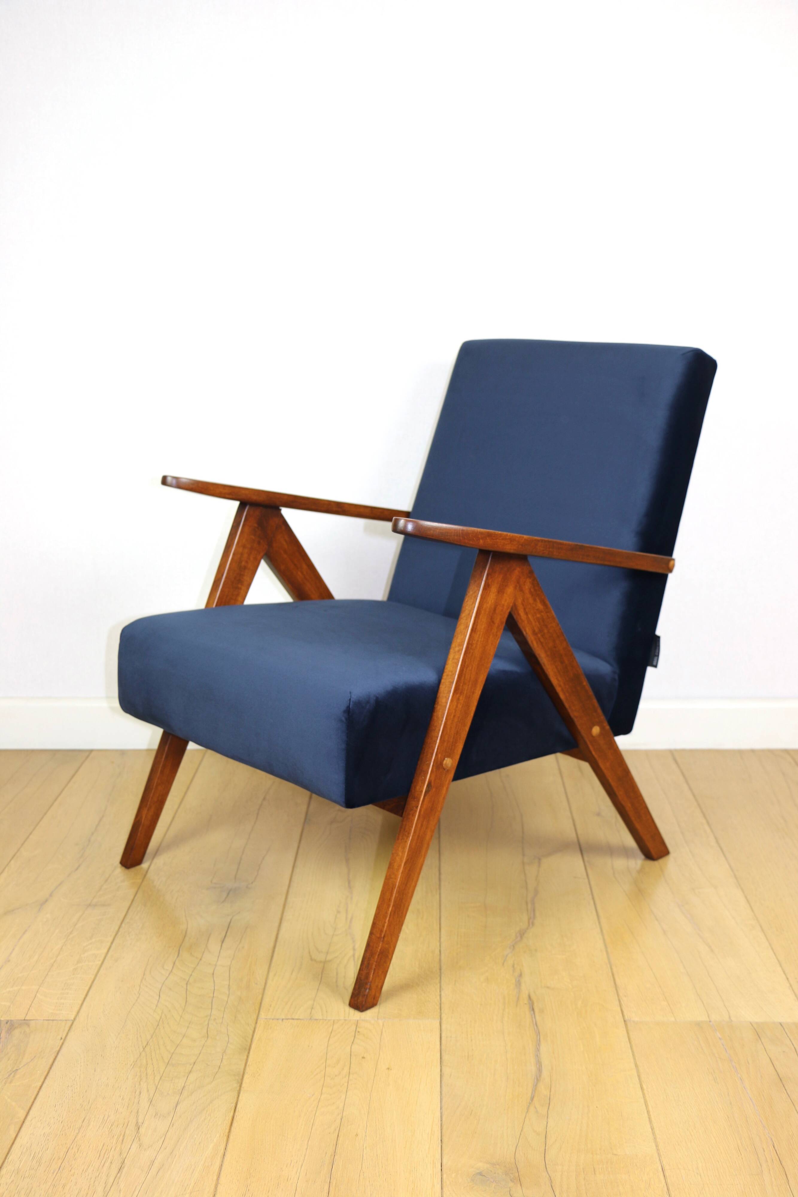 Fauteuil classique Var B-310 vintage des années 1960 en velours bleu marine - bois foncé - 2 pièces disponibles