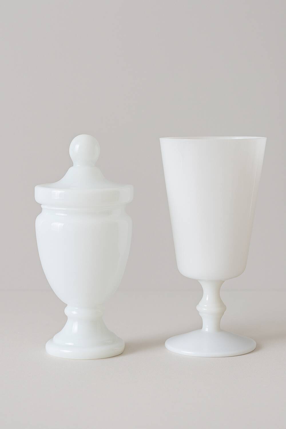 Vase et bonbonnière vintage en opaline blanche