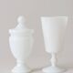 Vase et bonbonnière vintage en opaline blanche