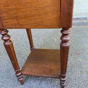 Table de chevet en bois massif henri II du 19ème